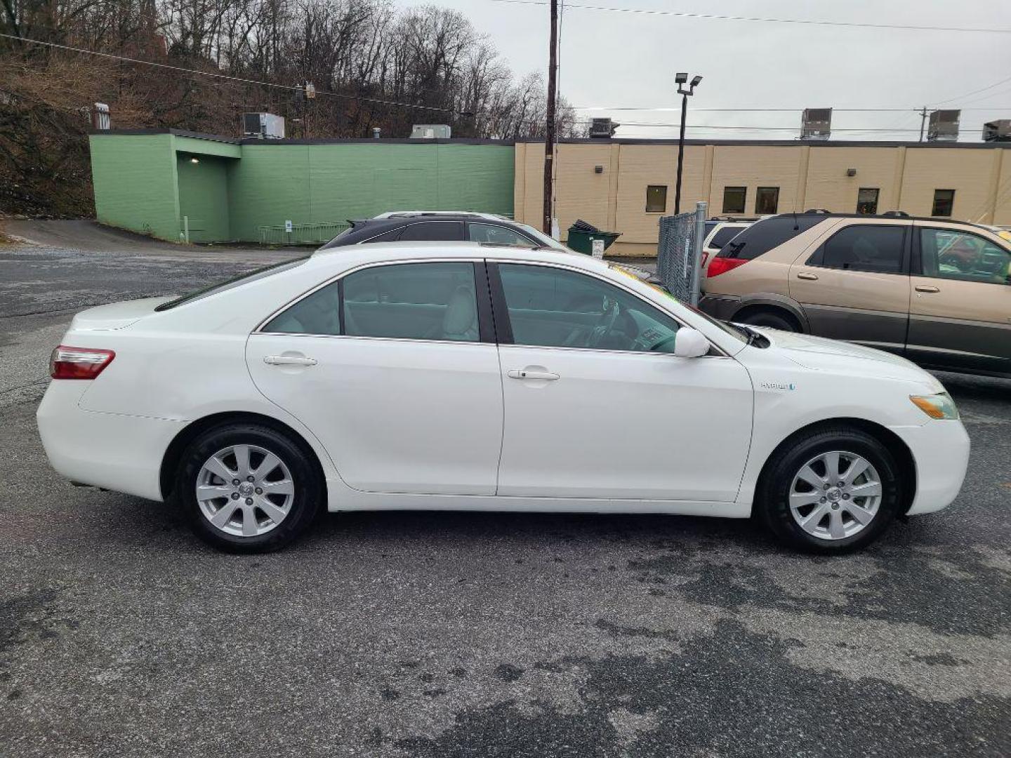 2008 WHITE TOYOTA CAMRY HYBRID (4T1BB46K38U) with an 2.4L engine, Continuously Variable transmission, located at 117 North Cameron Street, Harrisburg, PA, 17101, (717) 963-8962, 40.266762, -76.875259 - WE FINANCE!!! Good Credit/ Bad Credit/ No Credit - ALL Trade-Ins Welcomed!!! ***Guaranteed Credit Approval*** APPLY ONLINE or CALL us TODAY ;) Internet Prices and Marketplace Prices are SPECIAL discounted ***CASH DEALS*** Retail Prices are higher. Please call us to discuss your cash and finan - Photo#5