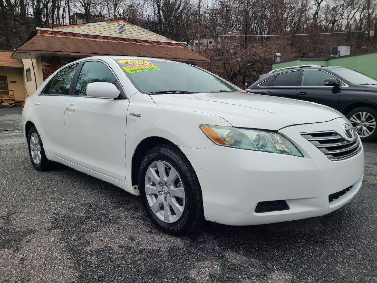 2008 WHITE TOYOTA CAMRY HYBRID (4T1BB46K38U) with an 2.4L engine, Continuously Variable transmission, located at 117 North Cameron Street, Harrisburg, PA, 17101, (717) 963-8962, 40.266762, -76.875259 - WE FINANCE!!! Good Credit/ Bad Credit/ No Credit - ALL Trade-Ins Welcomed!!! ***Guaranteed Credit Approval*** APPLY ONLINE or CALL us TODAY ;) Internet Prices and Marketplace Prices are SPECIAL discounted ***CASH DEALS*** Retail Prices are higher. Please call us to discuss your cash and finan - Photo#6