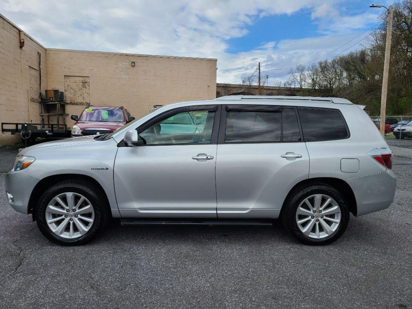 2008 SILVER TOYOTA HIGHLANDER HYBRID LIMITED (JTEEW44A082) with an 3.3L engine, Continuously Variable transmission, located at 117 North Cameron Street, Harrisburg, PA, 17101, (717) 963-8962, 40.266762, -76.875259 - WE FINANCE!!! Good Credit/ Bad Credit/ No Credit - ALL Trade-Ins Welcomed!!! ***Guaranteed Credit Approval*** APPLY ONLINE or CALL us TODAY ;) Internet Prices and Marketplace Prices are SPECIAL discounted ***CASH DEALS*** Retail Prices are higher. Please call us to discuss your cash and finan - Photo#1