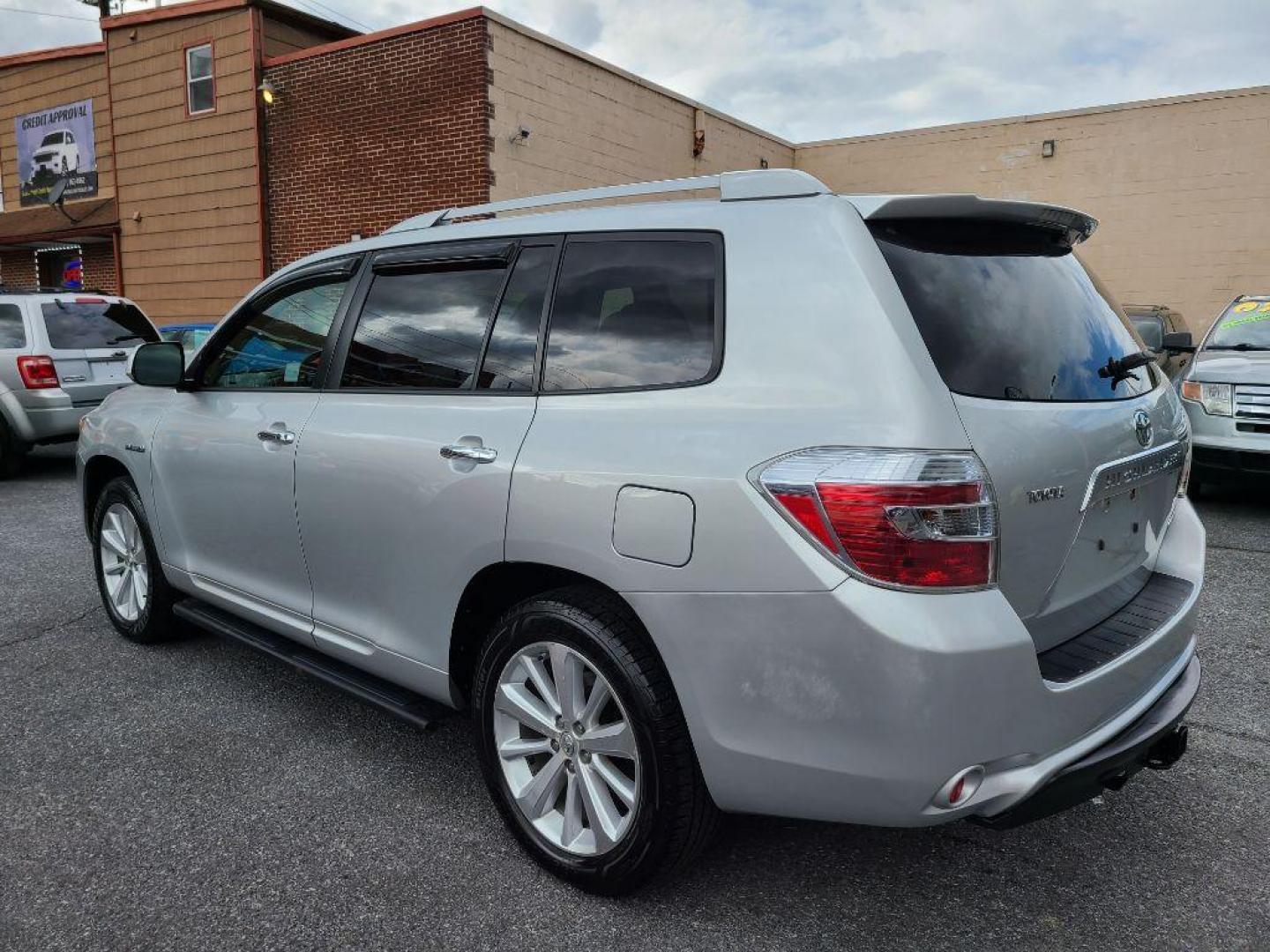 2008 SILVER TOYOTA HIGHLANDER HYBRID LIMITED (JTEEW44A082) with an 3.3L engine, Continuously Variable transmission, located at 117 North Cameron Street, Harrisburg, PA, 17101, (717) 963-8962, 40.266762, -76.875259 - WE FINANCE!!! Good Credit/ Bad Credit/ No Credit - ALL Trade-Ins Welcomed!!! ***Guaranteed Credit Approval*** APPLY ONLINE or CALL us TODAY ;) Internet Prices and Marketplace Prices are SPECIAL discounted ***CASH DEALS*** Retail Prices are higher. Please call us to discuss your cash and finan - Photo#2