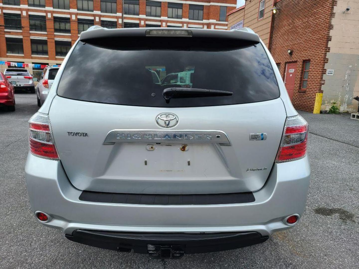 2008 SILVER TOYOTA HIGHLANDER HYBRID LIMITED (JTEEW44A082) with an 3.3L engine, Continuously Variable transmission, located at 117 North Cameron Street, Harrisburg, PA, 17101, (717) 963-8962, 40.266762, -76.875259 - WE FINANCE!!! Good Credit/ Bad Credit/ No Credit - ALL Trade-Ins Welcomed!!! ***Guaranteed Credit Approval*** APPLY ONLINE or CALL us TODAY ;) Internet Prices and Marketplace Prices are SPECIAL discounted ***CASH DEALS*** Retail Prices are higher. Please call us to discuss your cash and finan - Photo#3