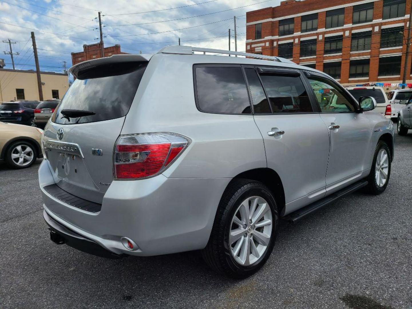 2008 SILVER TOYOTA HIGHLANDER HYBRID LIMITED (JTEEW44A082) with an 3.3L engine, Continuously Variable transmission, located at 117 North Cameron Street, Harrisburg, PA, 17101, (717) 963-8962, 40.266762, -76.875259 - WE FINANCE!!! Good Credit/ Bad Credit/ No Credit - ALL Trade-Ins Welcomed!!! ***Guaranteed Credit Approval*** APPLY ONLINE or CALL us TODAY ;) Internet Prices and Marketplace Prices are SPECIAL discounted ***CASH DEALS*** Retail Prices are higher. Please call us to discuss your cash and finan - Photo#4