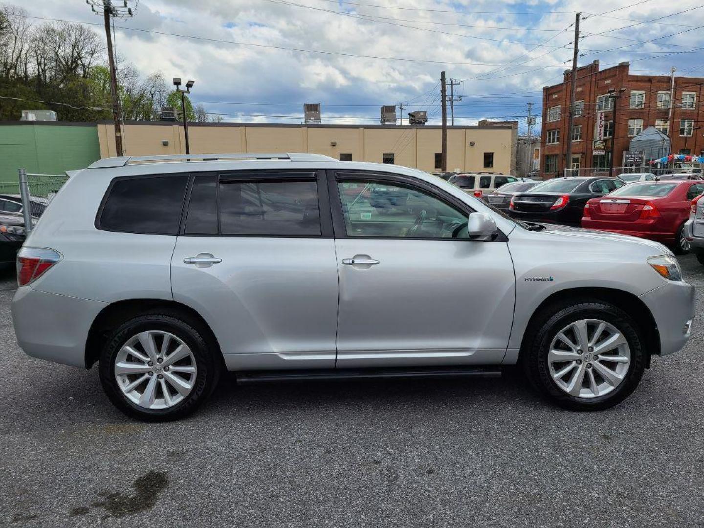 2008 SILVER TOYOTA HIGHLANDER HYBRID LIMITED (JTEEW44A082) with an 3.3L engine, Continuously Variable transmission, located at 117 North Cameron Street, Harrisburg, PA, 17101, (717) 963-8962, 40.266762, -76.875259 - WE FINANCE!!! Good Credit/ Bad Credit/ No Credit - ALL Trade-Ins Welcomed!!! ***Guaranteed Credit Approval*** APPLY ONLINE or CALL us TODAY ;) Internet Prices and Marketplace Prices are SPECIAL discounted ***CASH DEALS*** Retail Prices are higher. Please call us to discuss your cash and finan - Photo#5