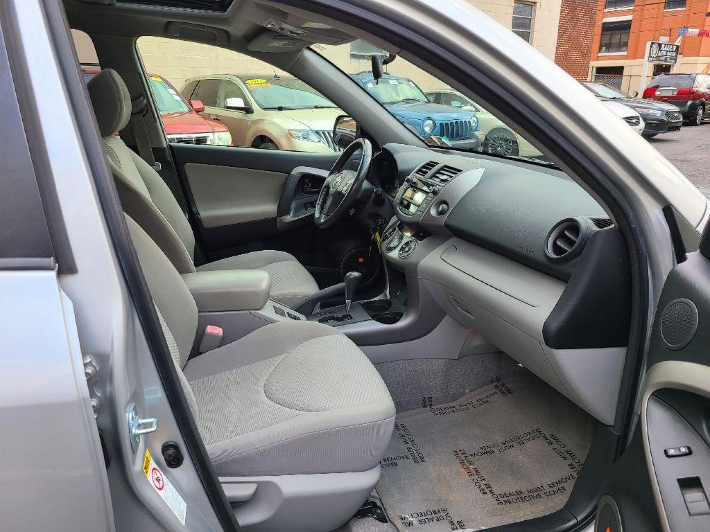 2008 SILVER TOYOTA RAV4 LIMITED (JTMBK31V486) with an 3.5L engine, Automatic transmission, located at 117 North Cameron Street, Harrisburg, PA, 17101, (717) 963-8962, 40.266762, -76.875259 - WE FINANCE!!! Good Credit/ Bad Credit/ No Credit - ALL Trade-Ins Welcomed!!! ***Guaranteed Credit Approval*** APPLY ONLINE or CALL us TODAY ;) Internet Prices and Marketplace Prices are SPECIAL discounted ***CASH DEALS*** Retail Prices are higher. Please call us to discuss your cash and finan - Photo#9