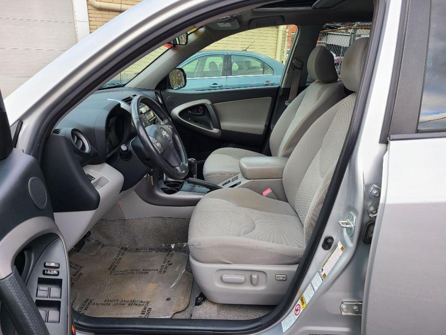 2008 SILVER TOYOTA RAV4 LIMITED (JTMBK31V486) with an 3.5L engine, Automatic transmission, located at 117 North Cameron Street, Harrisburg, PA, 17101, (717) 963-8962, 40.266762, -76.875259 - WE FINANCE!!! Good Credit/ Bad Credit/ No Credit - ALL Trade-Ins Welcomed!!! ***Guaranteed Credit Approval*** APPLY ONLINE or CALL us TODAY ;) Internet Prices and Marketplace Prices are SPECIAL discounted ***CASH DEALS*** Retail Prices are higher. Please call us to discuss your cash and finan - Photo#14