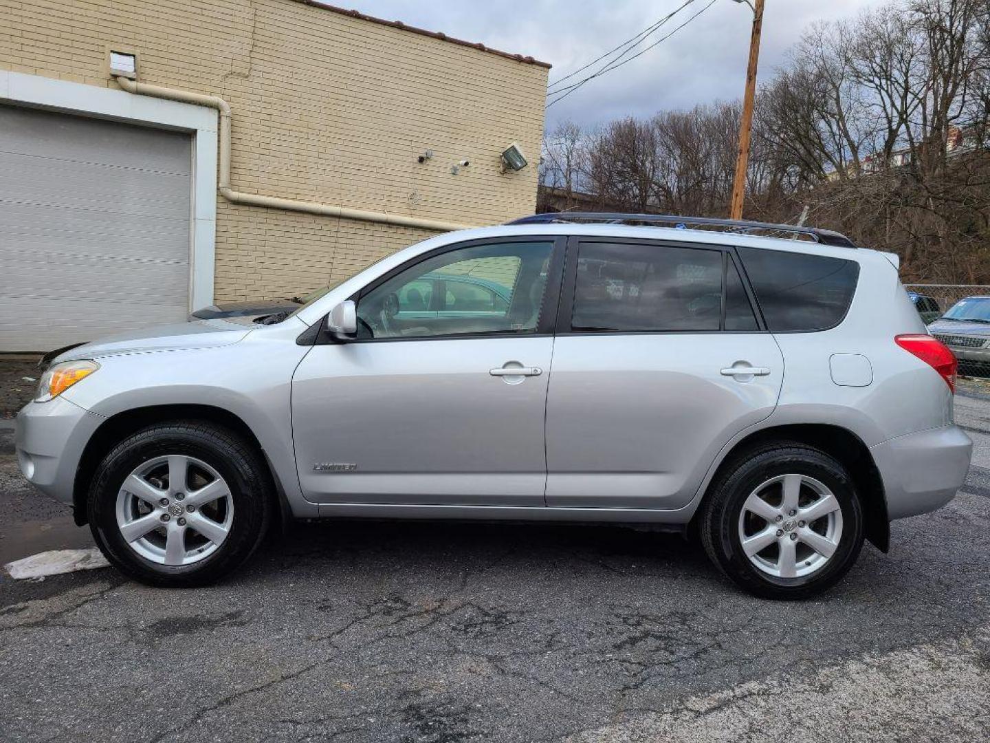 2008 SILVER TOYOTA RAV4 LIMITED (JTMBK31V486) with an 3.5L engine, Automatic transmission, located at 117 North Cameron Street, Harrisburg, PA, 17101, (717) 963-8962, 40.266762, -76.875259 - WE FINANCE!!! Good Credit/ Bad Credit/ No Credit - ALL Trade-Ins Welcomed!!! ***Guaranteed Credit Approval*** APPLY ONLINE or CALL us TODAY ;) Internet Prices and Marketplace Prices are SPECIAL discounted ***CASH DEALS*** Retail Prices are higher. Please call us to discuss your cash and finan - Photo#1