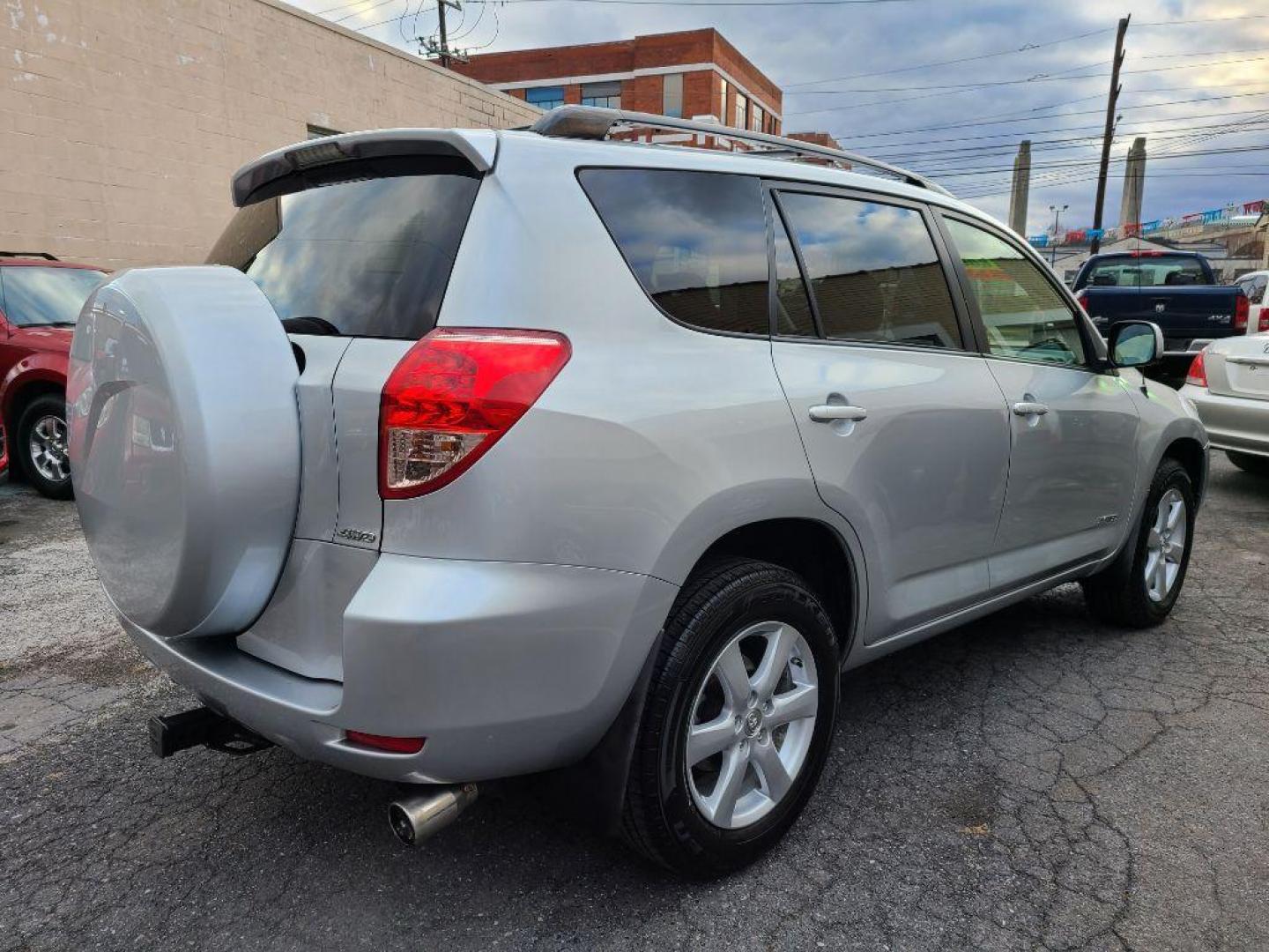 2008 SILVER TOYOTA RAV4 LIMITED (JTMBK31V486) with an 3.5L engine, Automatic transmission, located at 117 North Cameron Street, Harrisburg, PA, 17101, (717) 963-8962, 40.266762, -76.875259 - WE FINANCE!!! Good Credit/ Bad Credit/ No Credit - ALL Trade-Ins Welcomed!!! ***Guaranteed Credit Approval*** APPLY ONLINE or CALL us TODAY ;) Internet Prices and Marketplace Prices are SPECIAL discounted ***CASH DEALS*** Retail Prices are higher. Please call us to discuss your cash and finan - Photo#4