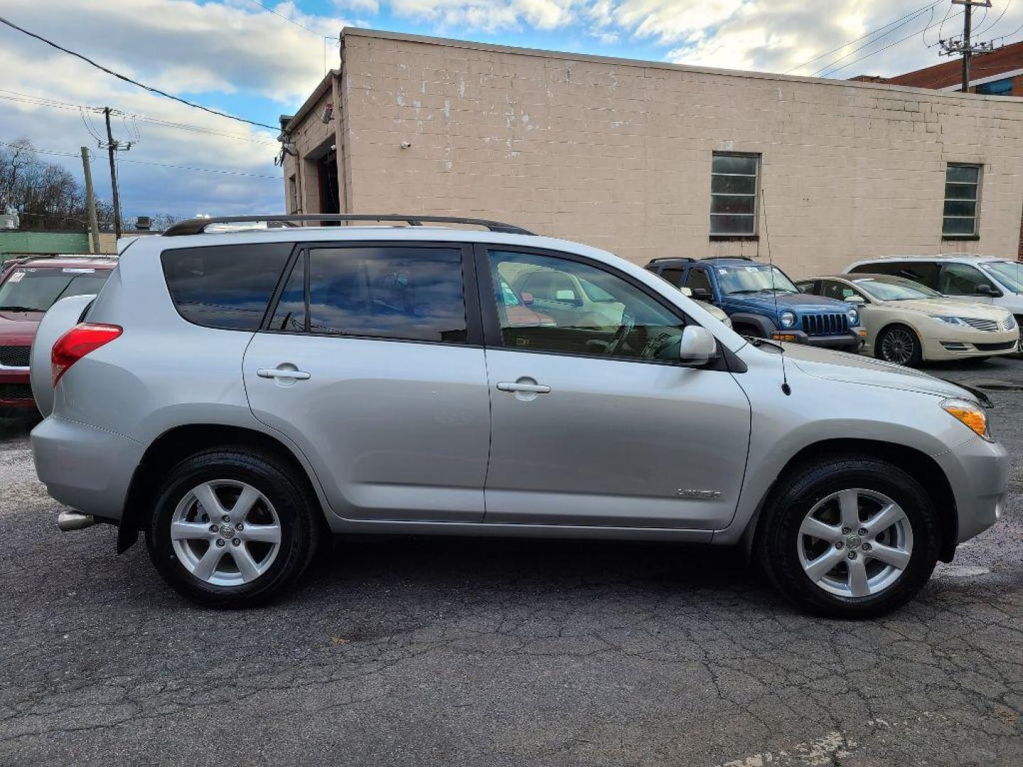 2008 SILVER TOYOTA RAV4 LIMITED (JTMBK31V486) with an 3.5L engine, Automatic transmission, located at 117 North Cameron Street, Harrisburg, PA, 17101, (717) 963-8962, 40.266762, -76.875259 - WE FINANCE!!! Good Credit/ Bad Credit/ No Credit - ALL Trade-Ins Welcomed!!! ***Guaranteed Credit Approval*** APPLY ONLINE or CALL us TODAY ;) Internet Prices and Marketplace Prices are SPECIAL discounted ***CASH DEALS*** Retail Prices are higher. Please call us to discuss your cash and finan - Photo#5