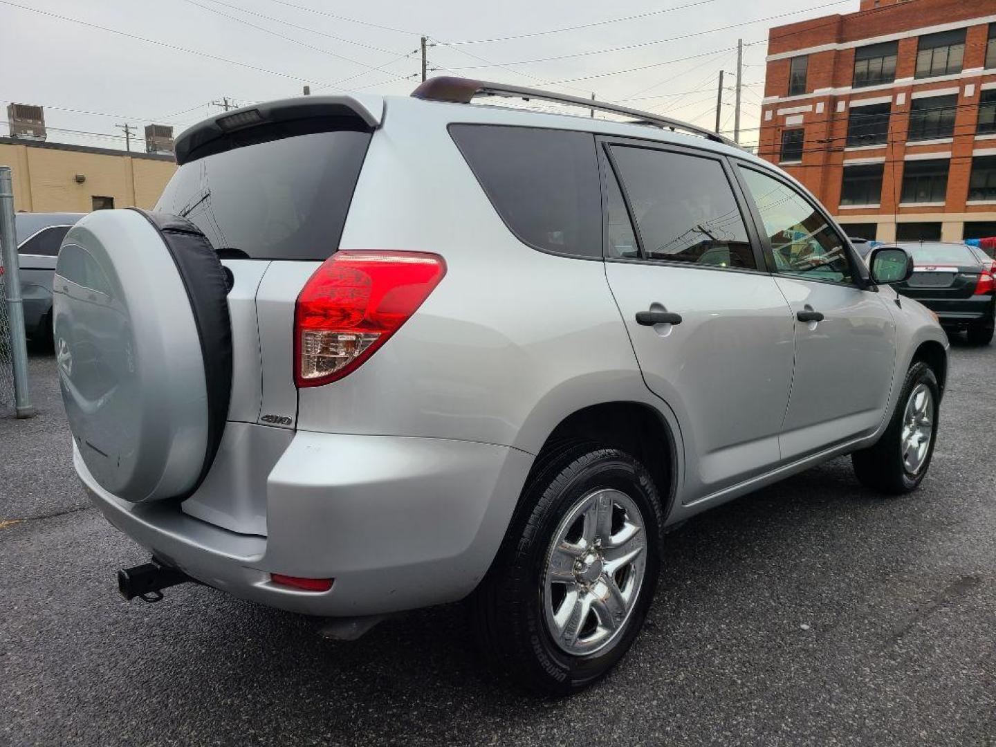 2008 SILVER TOYOTA RAV4 4WD (JTMBD35VX85) with an 2.4L engine, Automatic transmission, located at 117 North Cameron Street, Harrisburg, PA, 17101, (717) 963-8962, 40.266762, -76.875259 - WE FINANCE!!! Good Credit/ Bad Credit/ No Credit - ALL Trade-Ins Welcomed!!! ***Guaranteed Credit Approval*** APPLY ONLINE or CALL us TODAY ;) Internet Prices and Marketplace Prices are SPECIAL discounted ***CASH DEALS*** Retail Prices are higher. Please call us to discuss your cash and finan - Photo#4