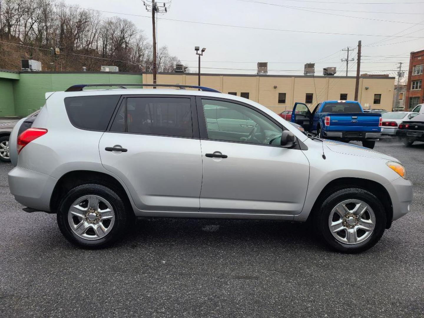 2008 SILVER TOYOTA RAV4 4WD (JTMBD35VX85) with an 2.4L engine, Automatic transmission, located at 117 North Cameron Street, Harrisburg, PA, 17101, (717) 963-8962, 40.266762, -76.875259 - WE FINANCE!!! Good Credit/ Bad Credit/ No Credit - ALL Trade-Ins Welcomed!!! ***Guaranteed Credit Approval*** APPLY ONLINE or CALL us TODAY ;) Internet Prices and Marketplace Prices are SPECIAL discounted ***CASH DEALS*** Retail Prices are higher. Please call us to discuss your cash and finan - Photo#5