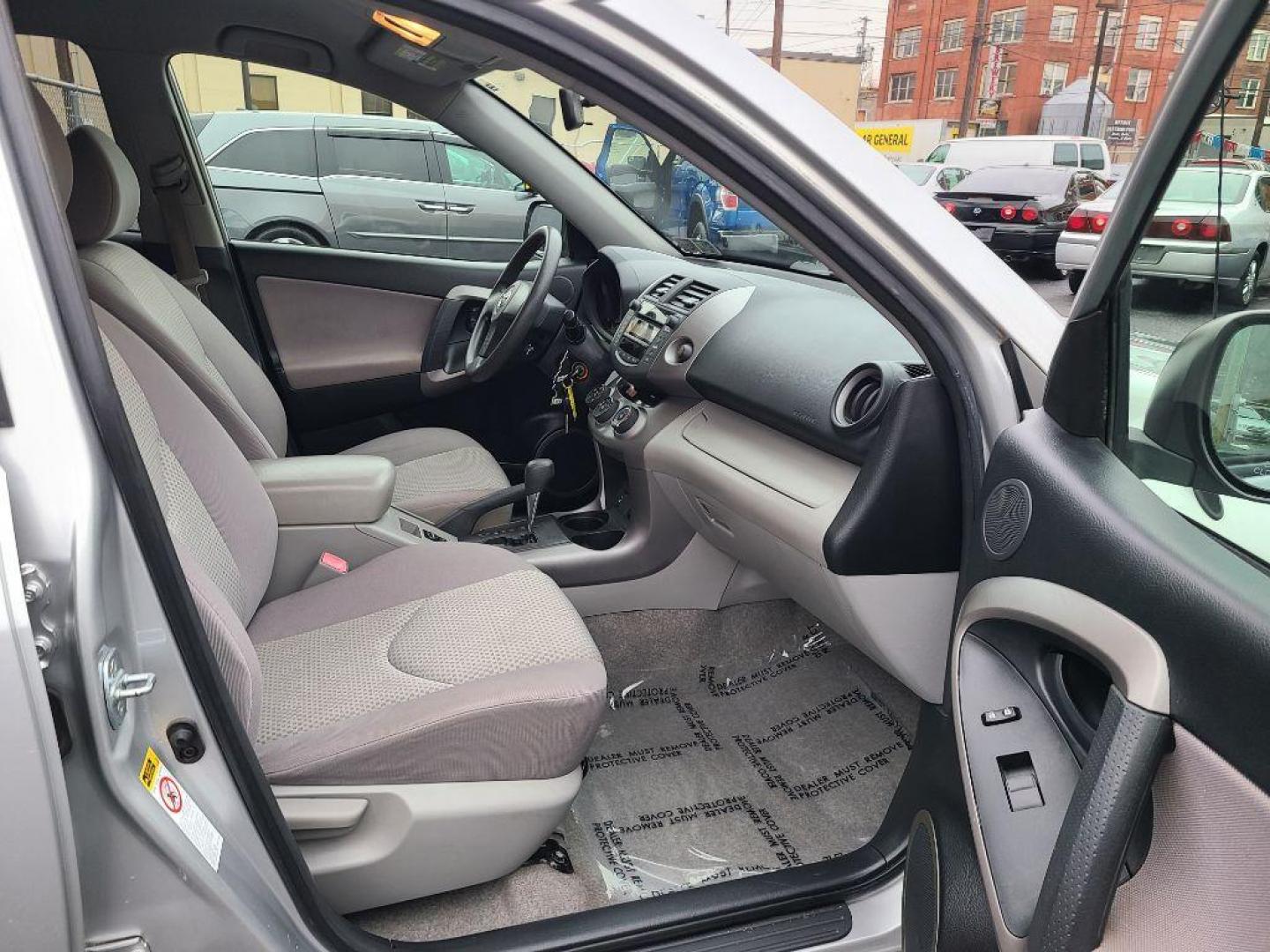 2008 SILVER TOYOTA RAV4 4WD (JTMBD35VX85) with an 2.4L engine, Automatic transmission, located at 117 North Cameron Street, Harrisburg, PA, 17101, (717) 963-8962, 40.266762, -76.875259 - WE FINANCE!!! Good Credit/ Bad Credit/ No Credit - ALL Trade-Ins Welcomed!!! ***Guaranteed Credit Approval*** APPLY ONLINE or CALL us TODAY ;) Internet Prices and Marketplace Prices are SPECIAL discounted ***CASH DEALS*** Retail Prices are higher. Please call us to discuss your cash and finan - Photo#8