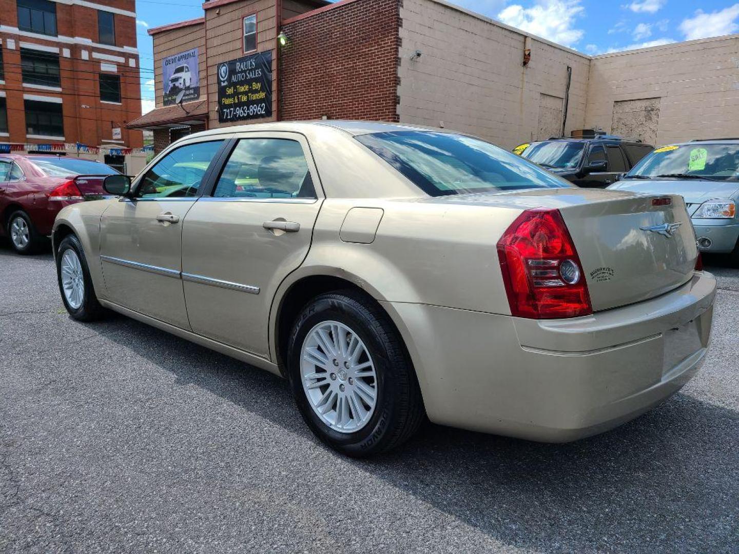 2009 TAN CHRYSLER 300 LX (2C3LA43D39H) with an 2.7L engine, Automatic transmission, located at 117 North Cameron Street, Harrisburg, PA, 17101, (717) 963-8962, 40.266762, -76.875259 - WE FINANCE!!! Good Credit/ Bad Credit/ No Credit - ALL Trade-Ins Welcomed!!! ***Guaranteed Credit Approval*** APPLY ONLINE or CALL us TODAY ;) Internet Prices and Marketplace Prices are SPECIAL discounted ***CASH DEALS*** Retail Prices are higher. Please call us to discuss your cash and finan - Photo#2