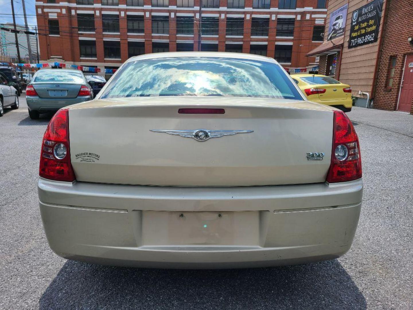 2009 TAN CHRYSLER 300 LX (2C3LA43D39H) with an 2.7L engine, Automatic transmission, located at 117 North Cameron Street, Harrisburg, PA, 17101, (717) 963-8962, 40.266762, -76.875259 - WE FINANCE!!! Good Credit/ Bad Credit/ No Credit - ALL Trade-Ins Welcomed!!! ***Guaranteed Credit Approval*** APPLY ONLINE or CALL us TODAY ;) Internet Prices and Marketplace Prices are SPECIAL discounted ***CASH DEALS*** Retail Prices are higher. Please call us to discuss your cash and finan - Photo#3