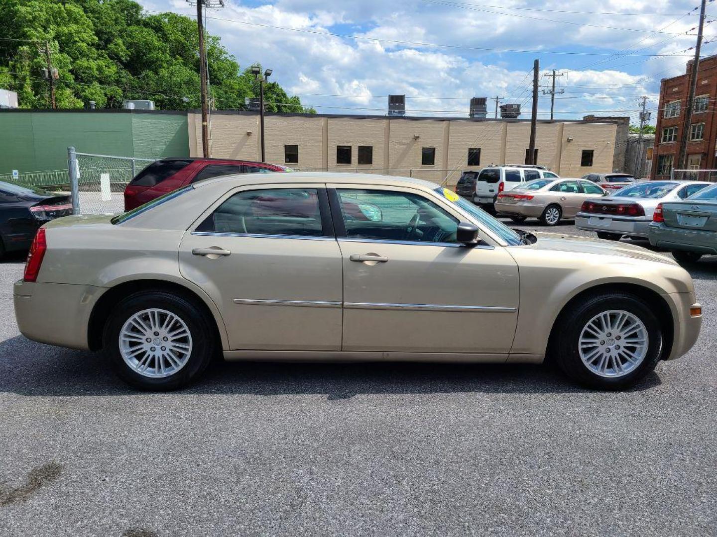 2009 TAN CHRYSLER 300 LX (2C3LA43D39H) with an 2.7L engine, Automatic transmission, located at 117 North Cameron Street, Harrisburg, PA, 17101, (717) 963-8962, 40.266762, -76.875259 - WE FINANCE!!! Good Credit/ Bad Credit/ No Credit - ALL Trade-Ins Welcomed!!! ***Guaranteed Credit Approval*** APPLY ONLINE or CALL us TODAY ;) Internet Prices and Marketplace Prices are SPECIAL discounted ***CASH DEALS*** Retail Prices are higher. Please call us to discuss your cash and finan - Photo#5