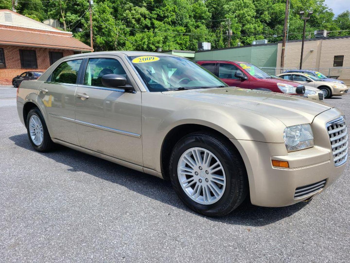 2009 TAN CHRYSLER 300 LX (2C3LA43D39H) with an 2.7L engine, Automatic transmission, located at 117 North Cameron Street, Harrisburg, PA, 17101, (717) 963-8962, 40.266762, -76.875259 - WE FINANCE!!! Good Credit/ Bad Credit/ No Credit - ALL Trade-Ins Welcomed!!! ***Guaranteed Credit Approval*** APPLY ONLINE or CALL us TODAY ;) Internet Prices and Marketplace Prices are SPECIAL discounted ***CASH DEALS*** Retail Prices are higher. Please call us to discuss your cash and finan - Photo#6