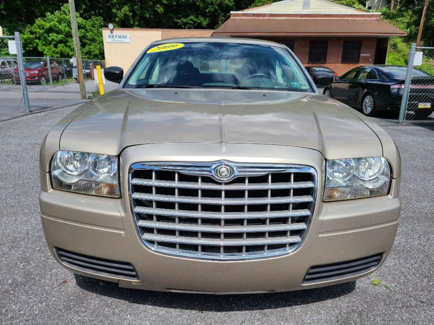 2009 TAN CHRYSLER 300 LX (2C3LA43D39H) with an 2.7L engine, Automatic transmission, located at 117 North Cameron Street, Harrisburg, PA, 17101, (717) 963-8962, 40.266762, -76.875259 - WE FINANCE!!! Good Credit/ Bad Credit/ No Credit - ALL Trade-Ins Welcomed!!! ***Guaranteed Credit Approval*** APPLY ONLINE or CALL us TODAY ;) Internet Prices and Marketplace Prices are SPECIAL discounted ***CASH DEALS*** Retail Prices are higher. Please call us to discuss your cash and finan - Photo#7