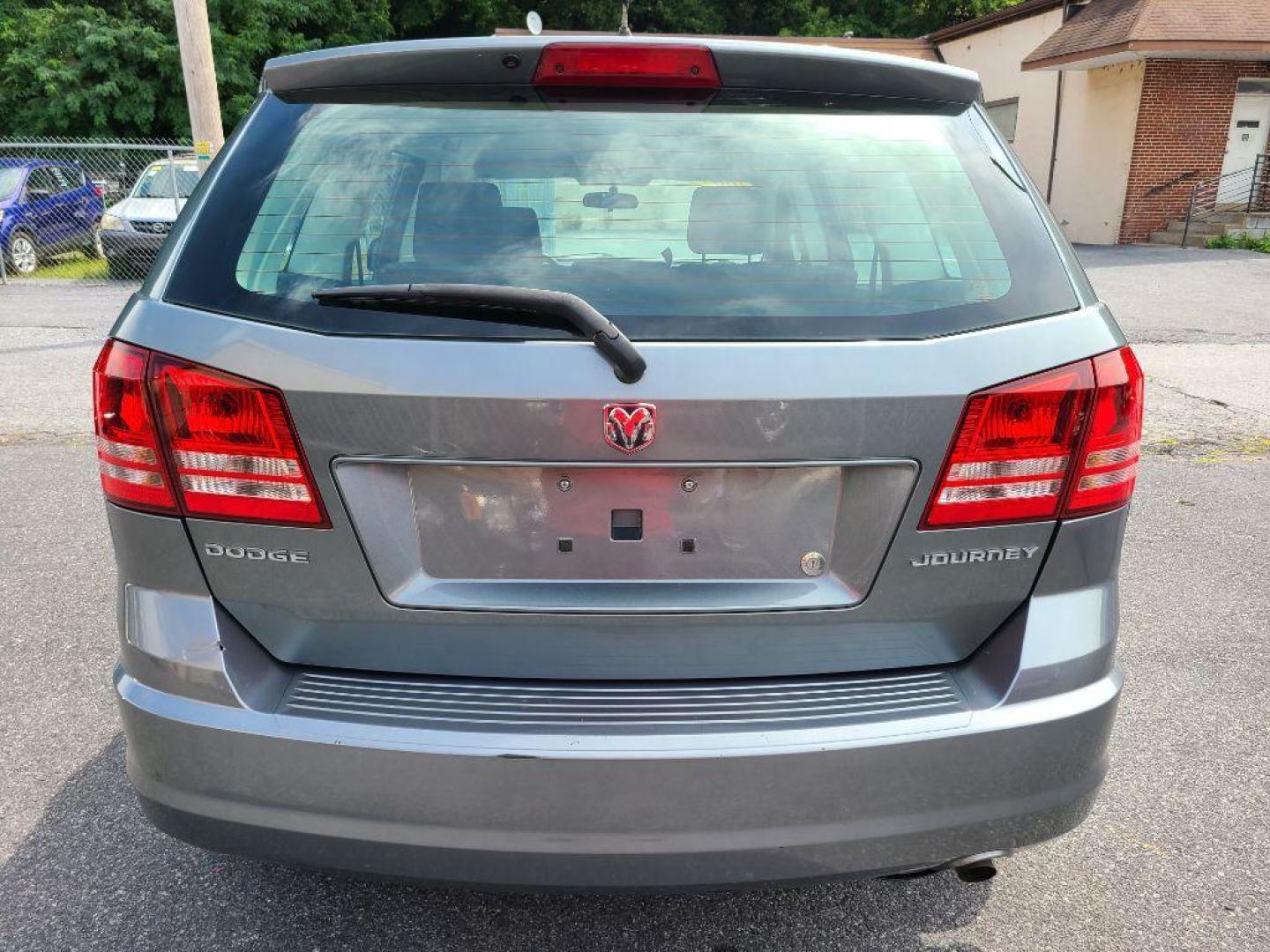 2009 GRAY DODGE JOURNEY SE (3D4GG47B09T) with an 2.4L engine, Automatic transmission, located at 117 North Cameron Street, Harrisburg, PA, 17101, (717) 963-8962, 40.266762, -76.875259 - WE FINANCE!!! Good Credit/ Bad Credit/ No Credit - ALL Trade-Ins Welcomed!!! ***Guaranteed Credit Approval*** APPLY ONLINE or CALL us TODAY ;) Internet Prices and Marketplace Prices are SPECIAL discounted ***CASH DEALS*** Retail Prices are higher. Please call us to discuss your cash and finan - Photo#3