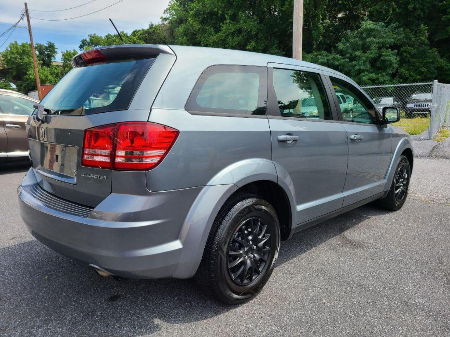 2009 GRAY DODGE JOURNEY SE (3D4GG47B09T) with an 2.4L engine, Automatic transmission, located at 117 North Cameron Street, Harrisburg, PA, 17101, (717) 963-8962, 40.266762, -76.875259 - WE FINANCE!!! Good Credit/ Bad Credit/ No Credit - ALL Trade-Ins Welcomed!!! ***Guaranteed Credit Approval*** APPLY ONLINE or CALL us TODAY ;) Internet Prices and Marketplace Prices are SPECIAL discounted ***CASH DEALS*** Retail Prices are higher. Please call us to discuss your cash and finan - Photo#4