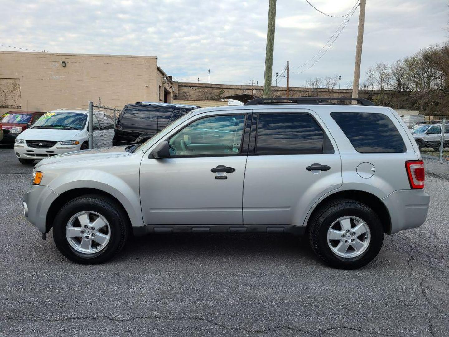 2009 SILVER FORD ESCAPE XLT (1FMCU03799K) with an 2.5L engine, Automatic transmission, located at 117 North Cameron Street, Harrisburg, PA, 17101, (717) 963-8962, 40.266762, -76.875259 - WE FINANCE!!! Good Credit/ Bad Credit/ No Credit - ALL Trade-Ins Welcomed!!! ***Guaranteed Credit Approval*** APPLY ONLINE or CALL us TODAY ;) Internet Prices and Marketplace Prices are SPECIAL discounted ***CASH DEALS*** Retail Prices are higher. Please call us to discuss your cash and finan - Photo#16