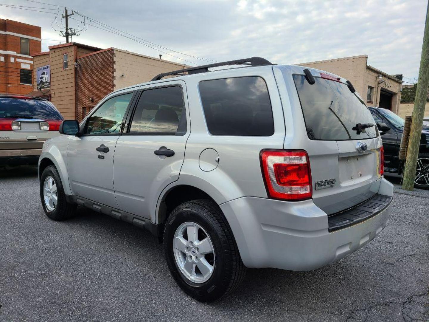 2009 SILVER FORD ESCAPE XLT (1FMCU03799K) with an 2.5L engine, Automatic transmission, located at 117 North Cameron Street, Harrisburg, PA, 17101, (717) 963-8962, 40.266762, -76.875259 - WE FINANCE!!! Good Credit/ Bad Credit/ No Credit - ALL Trade-Ins Welcomed!!! ***Guaranteed Credit Approval*** APPLY ONLINE or CALL us TODAY ;) Internet Prices and Marketplace Prices are SPECIAL discounted ***CASH DEALS*** Retail Prices are higher. Please call us to discuss your cash and finan - Photo#17