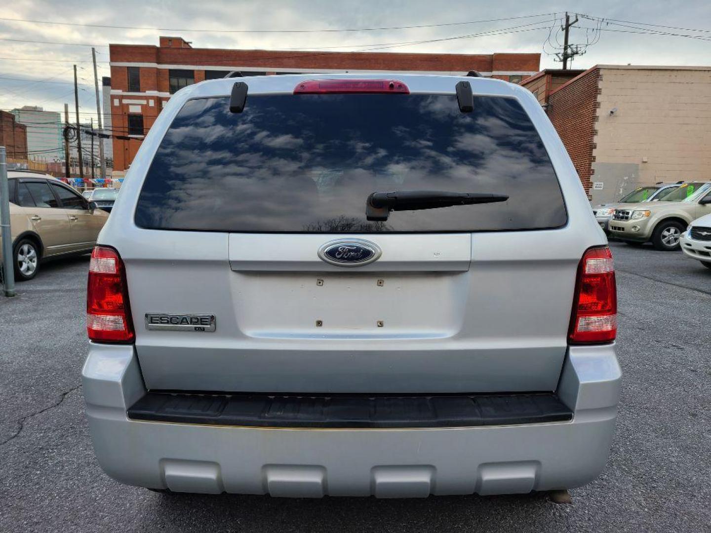 2009 SILVER FORD ESCAPE XLT (1FMCU03799K) with an 2.5L engine, Automatic transmission, located at 117 North Cameron Street, Harrisburg, PA, 17101, (717) 963-8962, 40.266762, -76.875259 - WE FINANCE!!! Good Credit/ Bad Credit/ No Credit - ALL Trade-Ins Welcomed!!! ***Guaranteed Credit Approval*** APPLY ONLINE or CALL us TODAY ;) Internet Prices and Marketplace Prices are SPECIAL discounted ***CASH DEALS*** Retail Prices are higher. Please call us to discuss your cash and finan - Photo#18