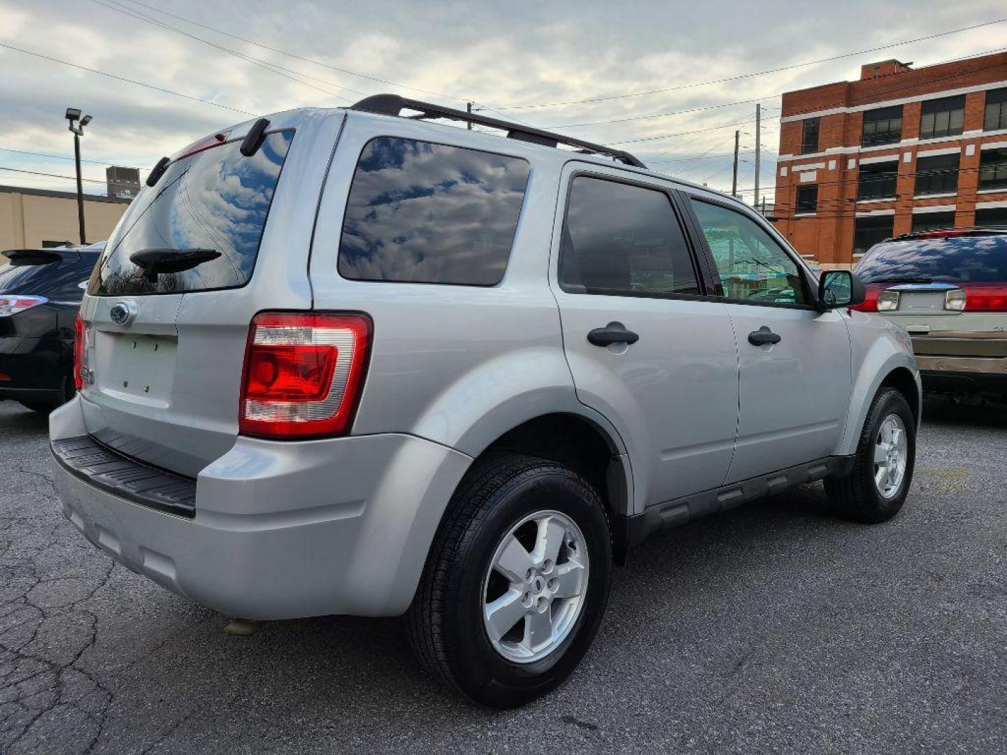 2009 SILVER FORD ESCAPE XLT (1FMCU03799K) with an 2.5L engine, Automatic transmission, located at 117 North Cameron Street, Harrisburg, PA, 17101, (717) 963-8962, 40.266762, -76.875259 - WE FINANCE!!! Good Credit/ Bad Credit/ No Credit - ALL Trade-Ins Welcomed!!! ***Guaranteed Credit Approval*** APPLY ONLINE or CALL us TODAY ;) Internet Prices and Marketplace Prices are SPECIAL discounted ***CASH DEALS*** Retail Prices are higher. Please call us to discuss your cash and finan - Photo#19