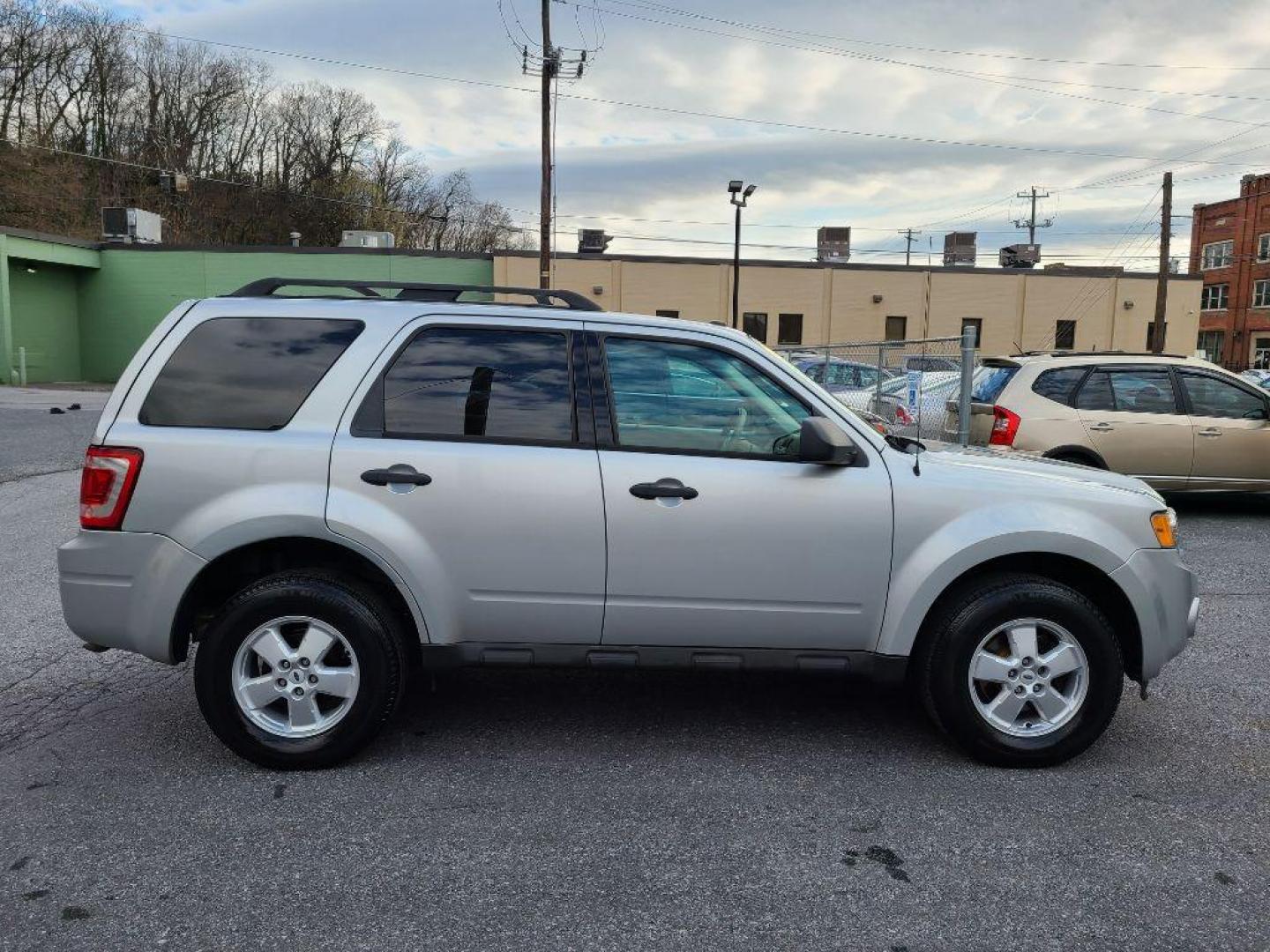 2009 SILVER FORD ESCAPE XLT (1FMCU03799K) with an 2.5L engine, Automatic transmission, located at 117 North Cameron Street, Harrisburg, PA, 17101, (717) 963-8962, 40.266762, -76.875259 - WE FINANCE!!! Good Credit/ Bad Credit/ No Credit - ALL Trade-Ins Welcomed!!! ***Guaranteed Credit Approval*** APPLY ONLINE or CALL us TODAY ;) Internet Prices and Marketplace Prices are SPECIAL discounted ***CASH DEALS*** Retail Prices are higher. Please call us to discuss your cash and finan - Photo#20