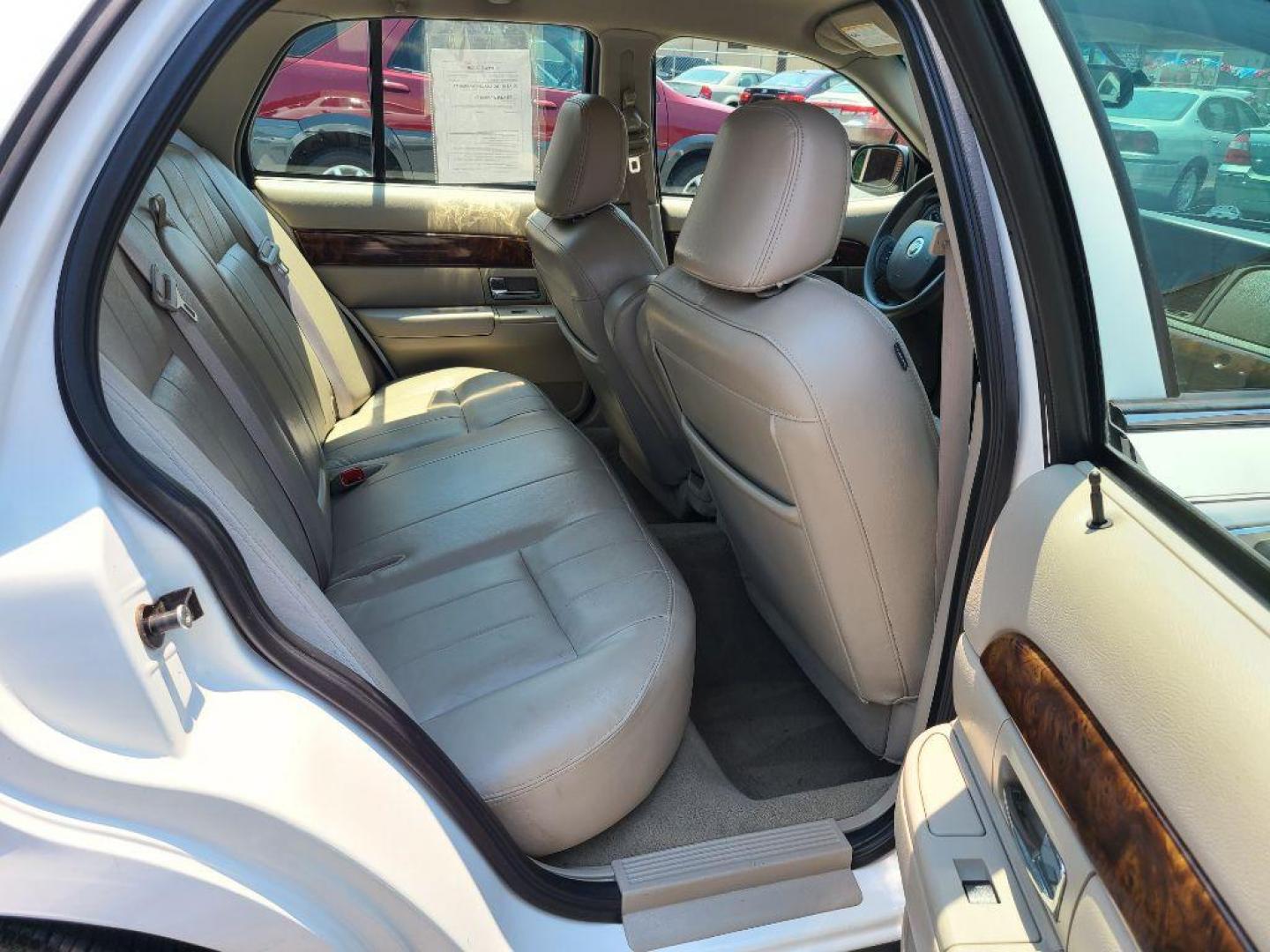 2009 WHITE MERCURY GRAND MARQUIS LS (2MEHM75V89X) with an 4.6L engine, Automatic transmission, located at 117 North Cameron Street, Harrisburg, PA, 17101, (717) 963-8962, 40.266762, -76.875259 - WE FINANCE!!! Good Credit/ Bad Credit/ No Credit - ALL Trade-Ins Welcomed!!! ***Guaranteed Credit Approval*** APPLY ONLINE or CALL us TODAY ;) Internet Prices and Marketplace Prices are SPECIAL discounted ***CASH DEALS*** Retail Prices are higher. Please call us to discuss your cash and finan - Photo#10