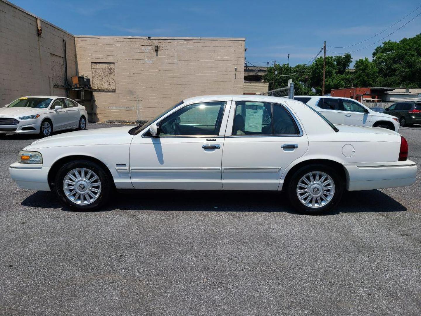 2009 WHITE MERCURY GRAND MARQUIS LS (2MEHM75V89X) with an 4.6L engine, Automatic transmission, located at 117 North Cameron Street, Harrisburg, PA, 17101, (717) 963-8962, 40.266762, -76.875259 - WE FINANCE!!! Good Credit/ Bad Credit/ No Credit - ALL Trade-Ins Welcomed!!! ***Guaranteed Credit Approval*** APPLY ONLINE or CALL us TODAY ;) Internet Prices and Marketplace Prices are SPECIAL discounted ***CASH DEALS*** Retail Prices are higher. Please call us to discuss your cash and finan - Photo#1