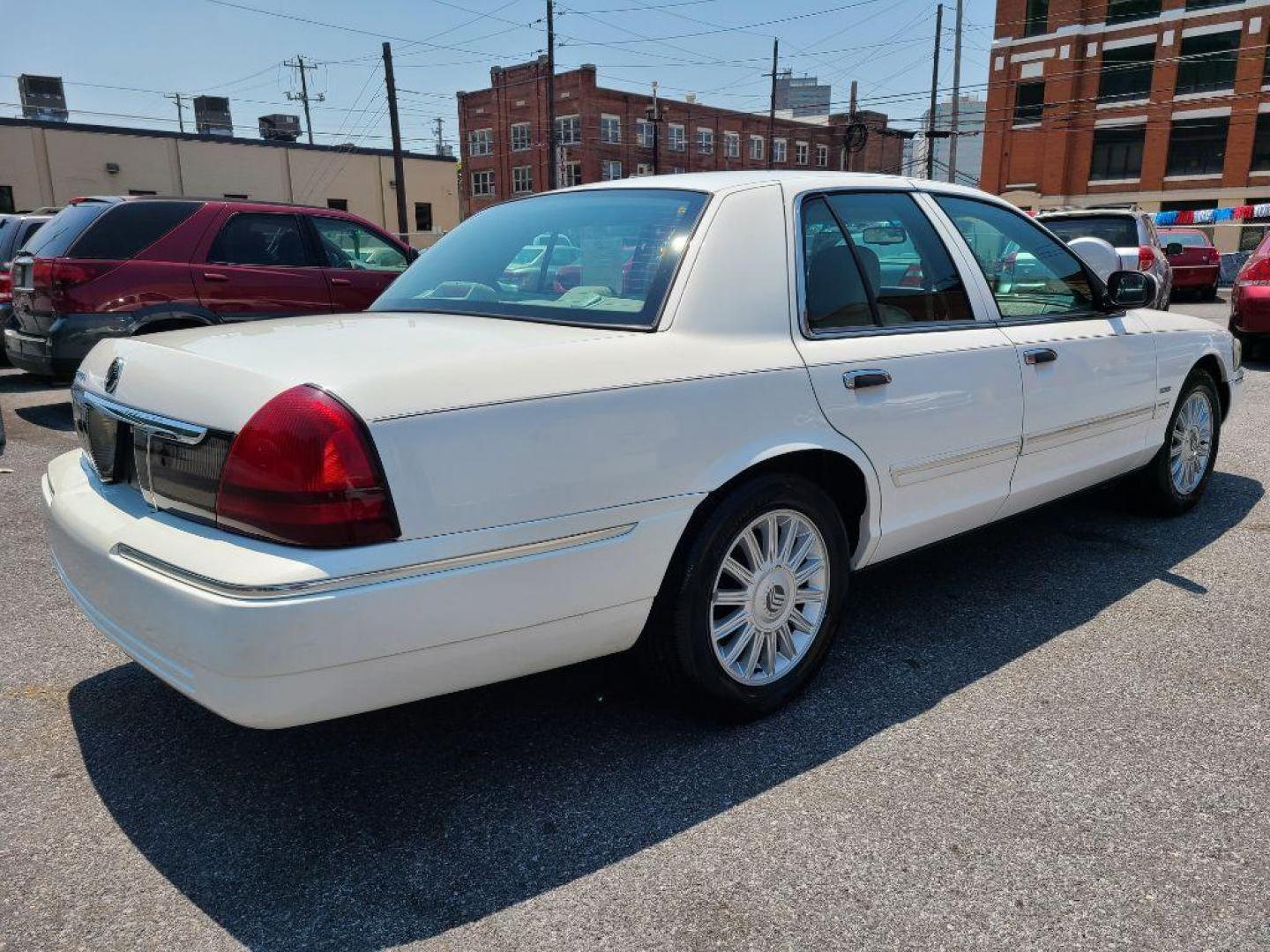 2009 WHITE MERCURY GRAND MARQUIS LS (2MEHM75V89X) with an 4.6L engine, Automatic transmission, located at 117 North Cameron Street, Harrisburg, PA, 17101, (717) 963-8962, 40.266762, -76.875259 - WE FINANCE!!! Good Credit/ Bad Credit/ No Credit - ALL Trade-Ins Welcomed!!! ***Guaranteed Credit Approval*** APPLY ONLINE or CALL us TODAY ;) Internet Prices and Marketplace Prices are SPECIAL discounted ***CASH DEALS*** Retail Prices are higher. Please call us to discuss your cash and finan - Photo#4