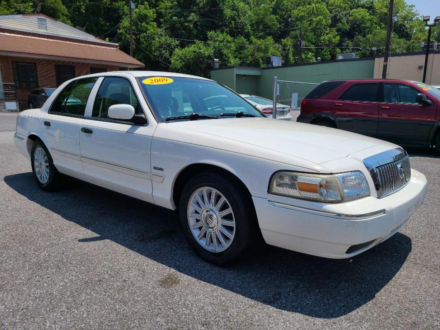 2009 WHITE MERCURY GRAND MARQUIS LS (2MEHM75V89X) with an 4.6L engine, Automatic transmission, located at 117 North Cameron Street, Harrisburg, PA, 17101, (717) 963-8962, 40.266762, -76.875259 - WE FINANCE!!! Good Credit/ Bad Credit/ No Credit - ALL Trade-Ins Welcomed!!! ***Guaranteed Credit Approval*** APPLY ONLINE or CALL us TODAY ;) Internet Prices and Marketplace Prices are SPECIAL discounted ***CASH DEALS*** Retail Prices are higher. Please call us to discuss your cash and finan - Photo#6