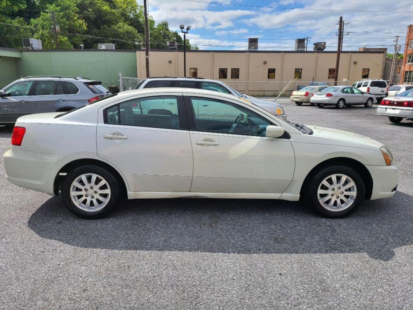 2009 WHITE MITSUBISHI GALANT ES (4A3AB36F09E) with an 2.4L engine, Automatic transmission, located at 117 North Cameron Street, Harrisburg, PA, 17101, (717) 963-8962, 40.266762, -76.875259 - WE FINANCE!!! Good Credit/ Bad Credit/ No Credit - ALL Trade-Ins Welcomed!!! ***Guaranteed Credit Approval*** APPLY ONLINE or CALL us TODAY ;) Internet Prices and Marketplace Prices are SPECIAL discounted ***CASH DEALS*** Retail Prices are higher. Please call us to discuss your cash and finan - Photo#5