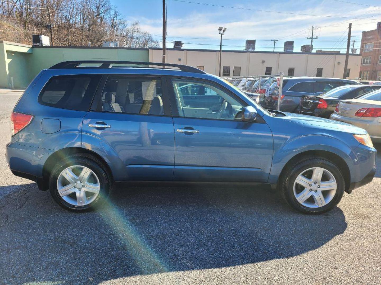 2009 BLUE SUBARU FORESTER 2.5X PREMIUM (JF2SH63659H) with an 2.5L engine, Automatic transmission, located at 117 North Cameron Street, Harrisburg, PA, 17101, (717) 963-8962, 40.266762, -76.875259 - WE FINANCE!!! Good Credit/ Bad Credit/ No Credit - ALL Trade-Ins Welcomed!!! ***Guaranteed Credit Approval*** APPLY ONLINE or CALL us TODAY ;) Internet Prices and Marketplace Prices are SPECIAL discounted ***CASH DEALS*** Retail Prices are higher. Please call us to discuss your cash and finan - Photo#5