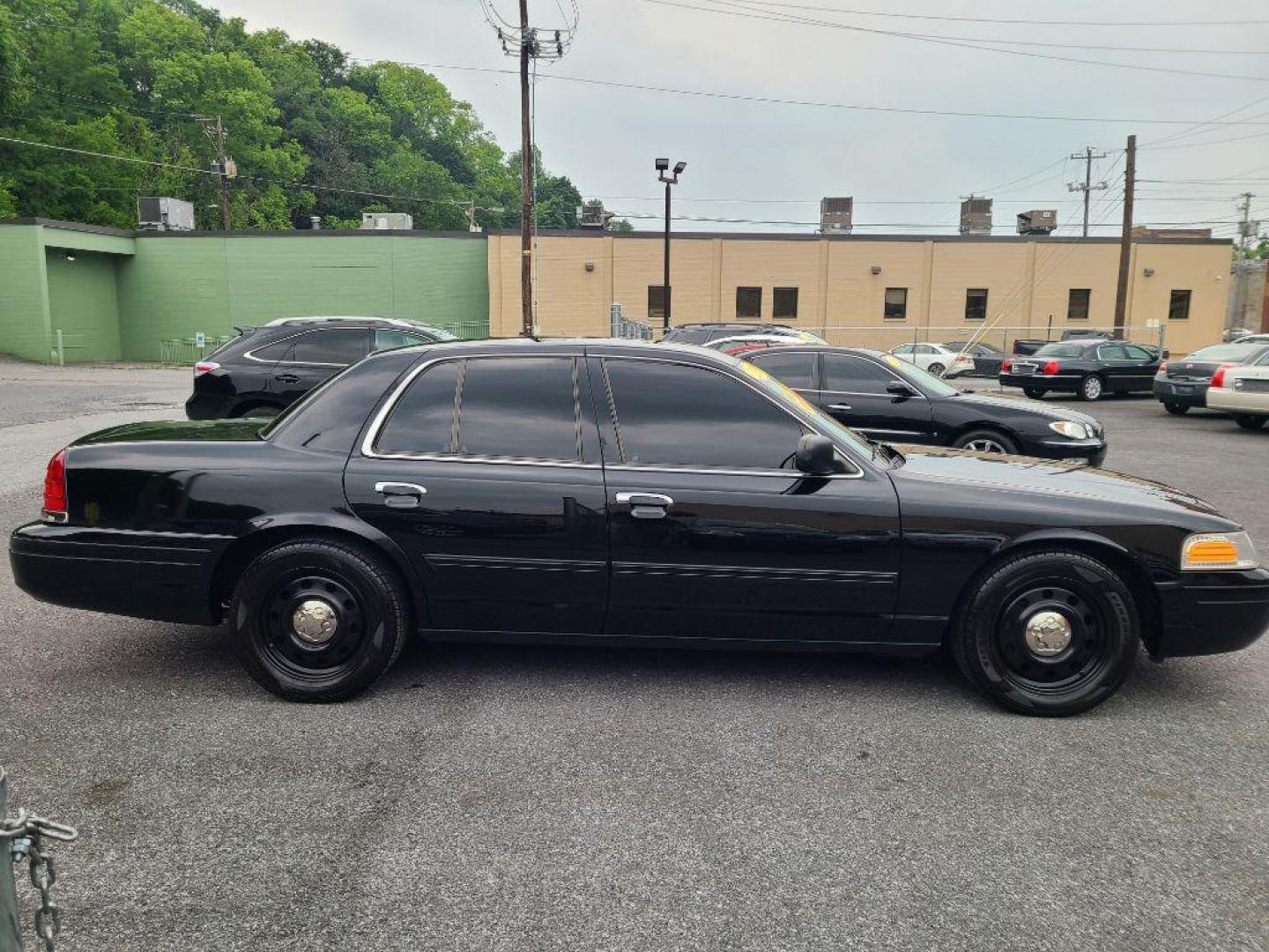 2010 BLACK FORD CROWN VICTORIA LX (2FABP7EV2AX) with an 4.6L engine, Automatic transmission, located at 117 North Cameron Street, Harrisburg, PA, 17101, (717) 963-8962, 40.266762, -76.875259 - WE FINANCE!!! Good Credit/ Bad Credit/ No Credit - ALL Trade-Ins Welcomed!!! ***Guaranteed Credit Approval*** APPLY ONLINE or CALL us TODAY ;) Internet Prices and Marketplace Prices are SPECIAL discounted ***CASH DEALS*** Retail Prices are higher. Please call us to discuss your cash and finan - Photo#5