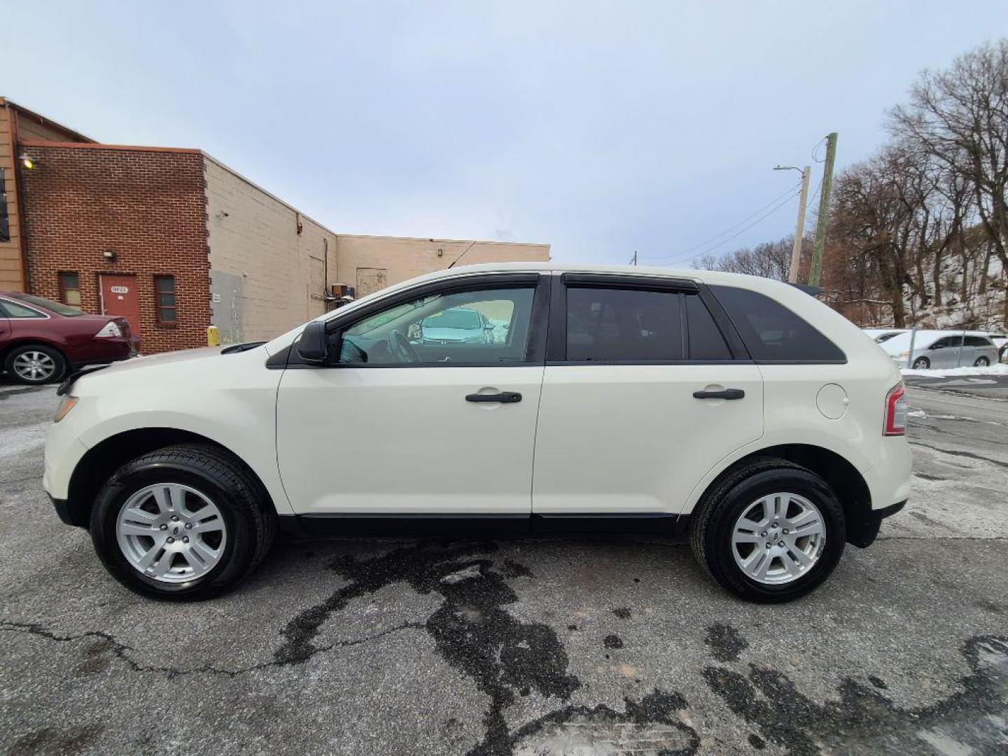 2010 WHITE FORD EDGE SE (2FMDK3GC5AB) with an 3.5L engine, Automatic transmission, located at 117 North Cameron Street, Harrisburg, PA, 17101, (717) 963-8962, 40.266762, -76.875259 - WE FINANCE!!! Good Credit/ Bad Credit/ No Credit - ALL Trade-Ins Welcomed!!! ***Guaranteed Credit Approval*** APPLY ONLINE or CALL us TODAY ;) Internet Prices and Marketplace Prices are SPECIAL discounted ***CASH DEALS*** Retail Prices are higher. Please call us to discuss your cash and finan - Photo#1