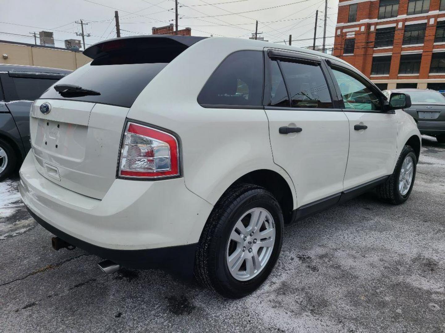 2010 WHITE FORD EDGE SE (2FMDK3GC5AB) with an 3.5L engine, Automatic transmission, located at 117 North Cameron Street, Harrisburg, PA, 17101, (717) 963-8962, 40.266762, -76.875259 - WE FINANCE!!! Good Credit/ Bad Credit/ No Credit - ALL Trade-Ins Welcomed!!! ***Guaranteed Credit Approval*** APPLY ONLINE or CALL us TODAY ;) Internet Prices and Marketplace Prices are SPECIAL discounted ***CASH DEALS*** Retail Prices are higher. Please call us to discuss your cash and finan - Photo#4