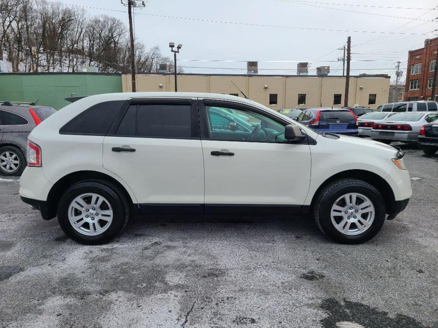 2010 WHITE FORD EDGE SE (2FMDK3GC5AB) with an 3.5L engine, Automatic transmission, located at 117 North Cameron Street, Harrisburg, PA, 17101, (717) 963-8962, 40.266762, -76.875259 - WE FINANCE!!! Good Credit/ Bad Credit/ No Credit - ALL Trade-Ins Welcomed!!! ***Guaranteed Credit Approval*** APPLY ONLINE or CALL us TODAY ;) Internet Prices and Marketplace Prices are SPECIAL discounted ***CASH DEALS*** Retail Prices are higher. Please call us to discuss your cash and finan - Photo#5