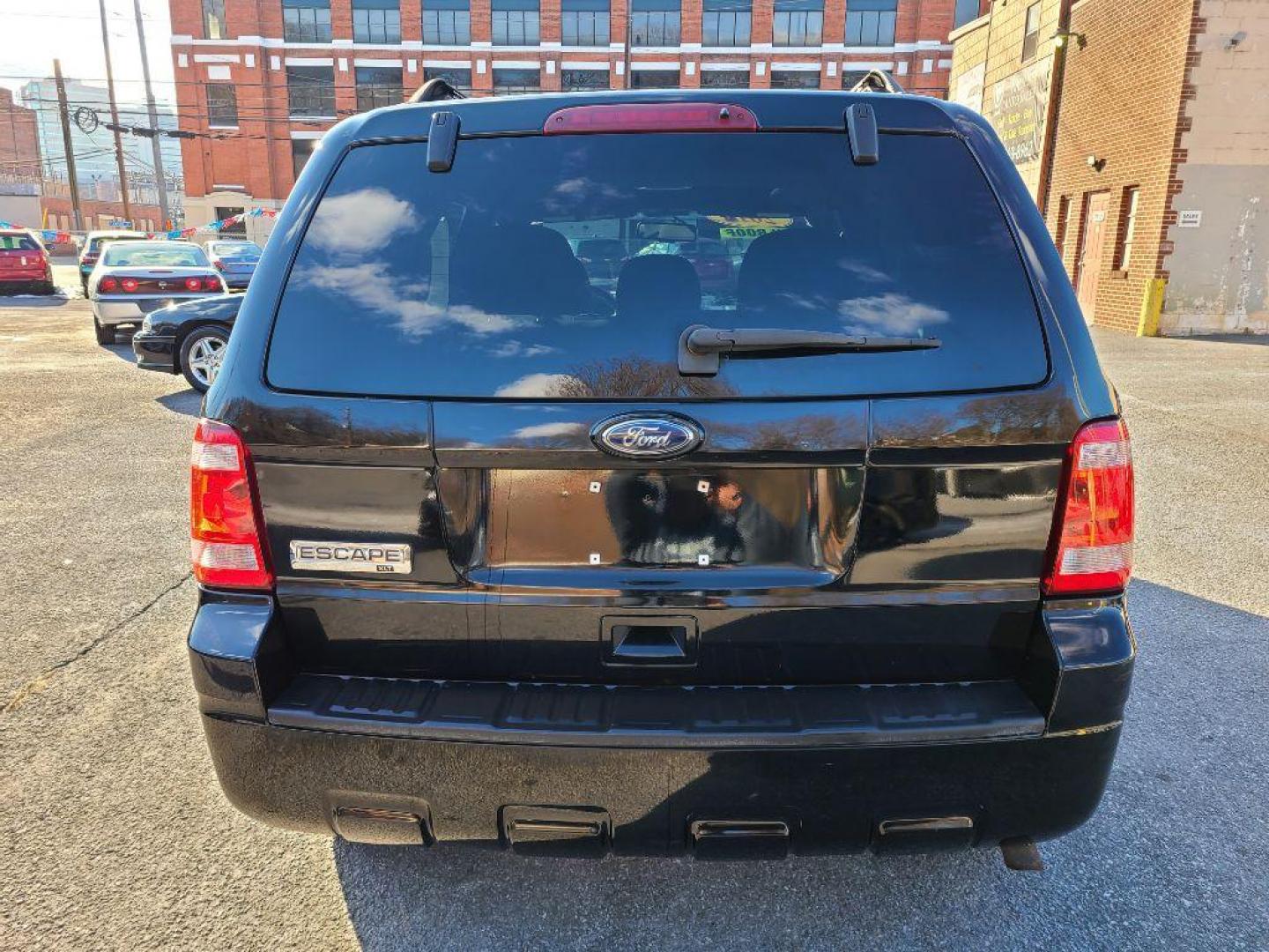 2010 BLACK FORD ESCAPE XLT (1FMCU9D75AK) with an 2.5L engine, Automatic transmission, located at 117 North Cameron Street, Harrisburg, PA, 17101, (717) 963-8962, 40.266762, -76.875259 - WE FINANCE!!! Good Credit/ Bad Credit/ No Credit - ALL Trade-Ins Welcomed!!! ***Guaranteed Credit Approval*** APPLY ONLINE or CALL us TODAY ;) Internet Prices and Marketplace Prices are SPECIAL discounted ***CASH DEALS*** Retail Prices are higher. Please call us to discuss your cash and finan - Photo#3