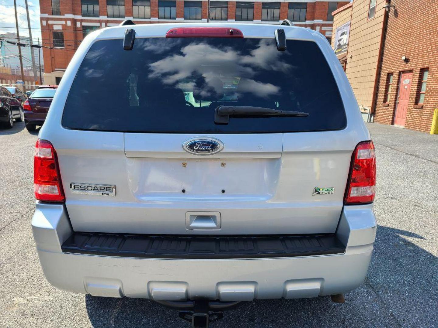 2010 SILVER FORD ESCAPE XLT (1FMCU9DG6AK) with an 3.0L engine, Automatic transmission, located at 117 North Cameron Street, Harrisburg, PA, 17101, (717) 963-8962, 40.266762, -76.875259 - WE FINANCE!!! Good Credit/ Bad Credit/ No Credit - ALL Trade-Ins Welcomed!!! ***Guaranteed Credit Approval*** APPLY ONLINE or CALL us TODAY ;) Internet Prices and Marketplace Prices are SPECIAL discounted ***CASH DEALS*** Retail Prices are higher. Please call us to discuss your cash and finan - Photo#3