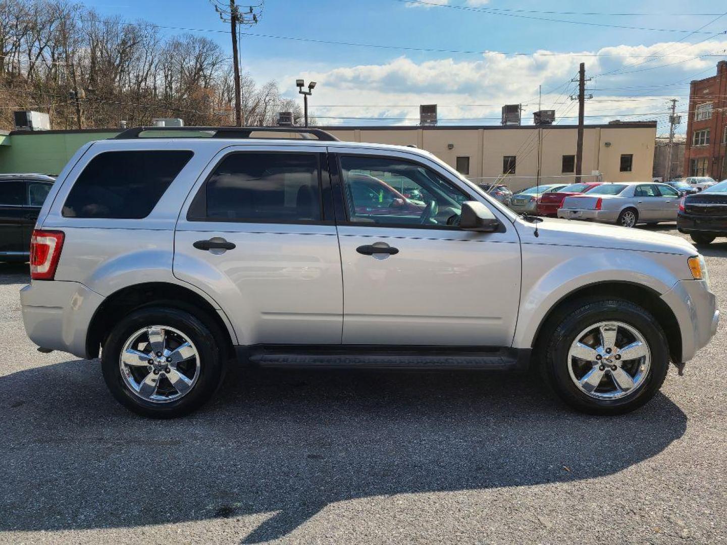 2010 SILVER FORD ESCAPE XLT (1FMCU9DG6AK) with an 3.0L engine, Automatic transmission, located at 117 North Cameron Street, Harrisburg, PA, 17101, (717) 963-8962, 40.266762, -76.875259 - WE FINANCE!!! Good Credit/ Bad Credit/ No Credit - ALL Trade-Ins Welcomed!!! ***Guaranteed Credit Approval*** APPLY ONLINE or CALL us TODAY ;) Internet Prices and Marketplace Prices are SPECIAL discounted ***CASH DEALS*** Retail Prices are higher. Please call us to discuss your cash and finan - Photo#5