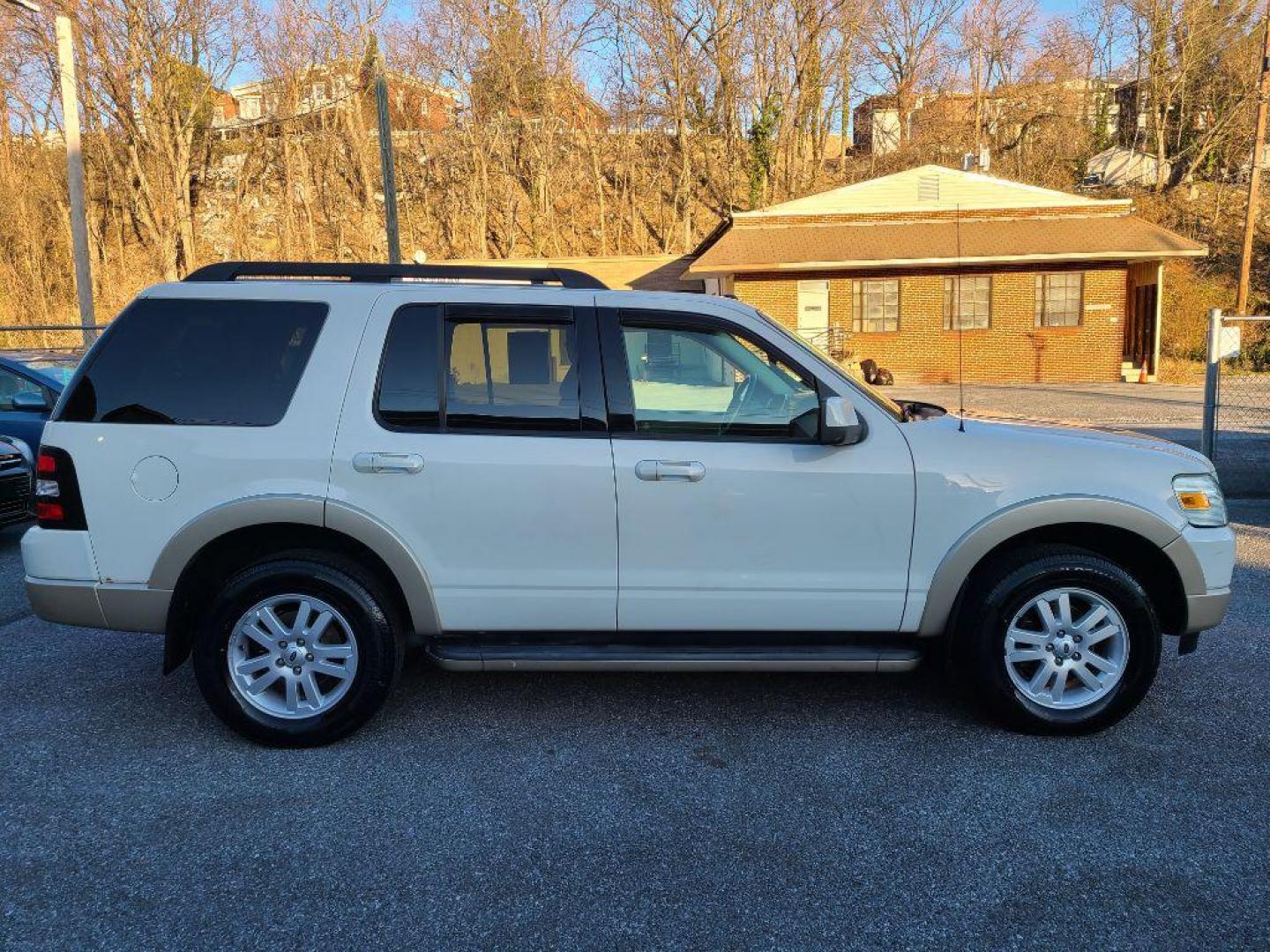 2010 WHITE FORD EXPLORER EDDIE BAUER (1FMEU7EE1AU) with an 4.0L engine, Automatic transmission, located at 117 North Cameron Street, Harrisburg, PA, 17101, (717) 963-8962, 40.266762, -76.875259 - WE FINANCE!!! Good Credit/ Bad Credit/ No Credit - ALL Trade-Ins Welcomed!!! ***Guaranteed Credit Approval*** APPLY ONLINE or CALL us TODAY ;) Internet Prices and Marketplace Prices are SPECIAL discounted ***CASH DEALS*** Retail Prices are higher. Please call us to discuss your cash and finan - Photo#5