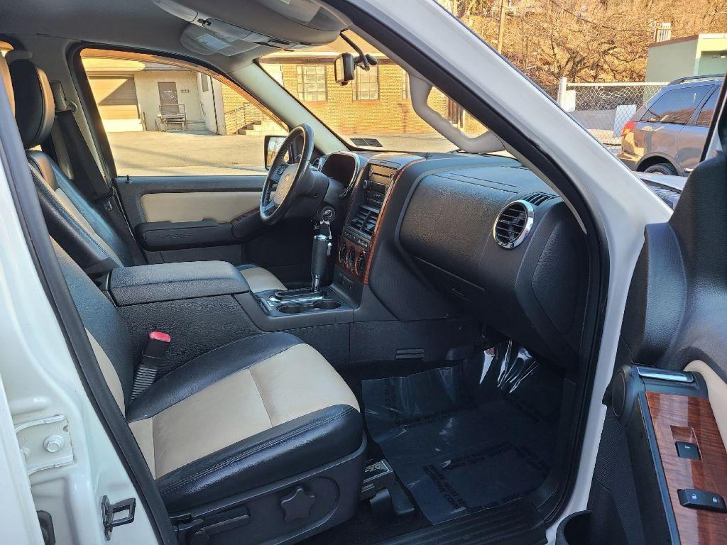 2010 WHITE FORD EXPLORER EDDIE BAUER (1FMEU7EE1AU) with an 4.0L engine, Automatic transmission, located at 117 North Cameron Street, Harrisburg, PA, 17101, (717) 963-8962, 40.266762, -76.875259 - WE FINANCE!!! Good Credit/ Bad Credit/ No Credit - ALL Trade-Ins Welcomed!!! ***Guaranteed Credit Approval*** APPLY ONLINE or CALL us TODAY ;) Internet Prices and Marketplace Prices are SPECIAL discounted ***CASH DEALS*** Retail Prices are higher. Please call us to discuss your cash and finan - Photo#8