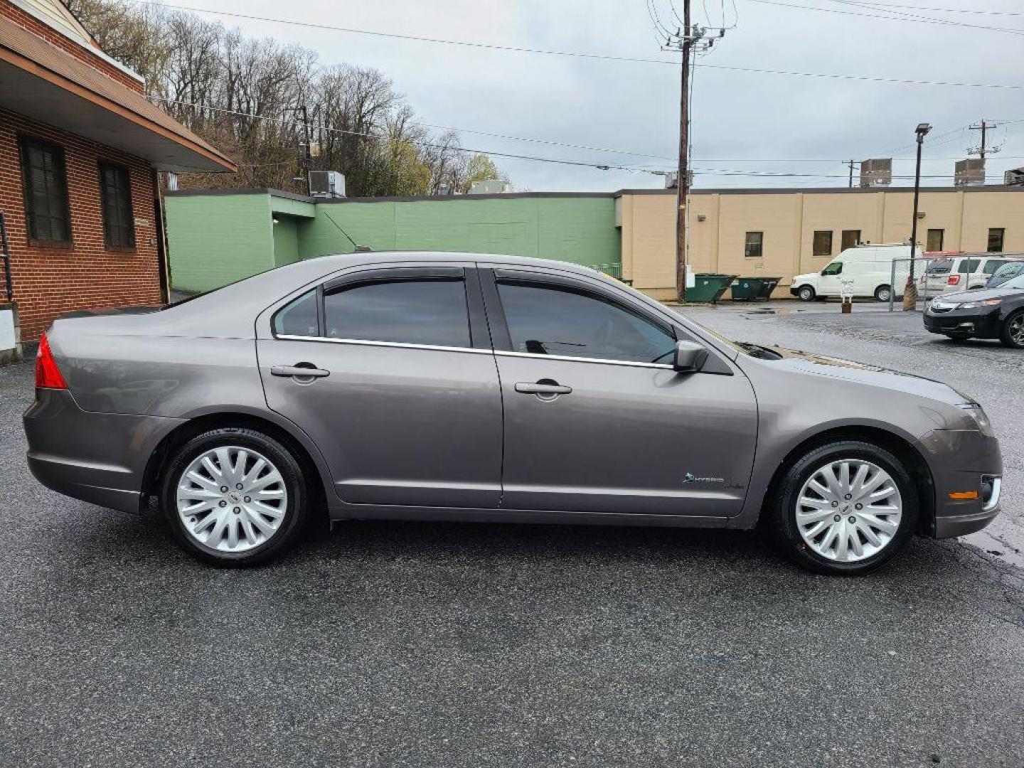 2010 GRAY FORD FUSION HYBRID (3FADP0L35AR) with an 2.5L engine, Continuously Variable transmission, located at 117 North Cameron Street, Harrisburg, PA, 17101, (717) 963-8962, 40.266762, -76.875259 - WE FINANCE!!! Good Credit/ Bad Credit/ No Credit - ALL Trade-Ins Welcomed!!! ***Guaranteed Credit Approval*** APPLY ONLINE or CALL us TODAY ;) Internet Prices and Marketplace Prices are SPECIAL discounted ***CASH DEALS*** Retail Prices are higher. Please call us to discuss your cash and finan - Photo#5