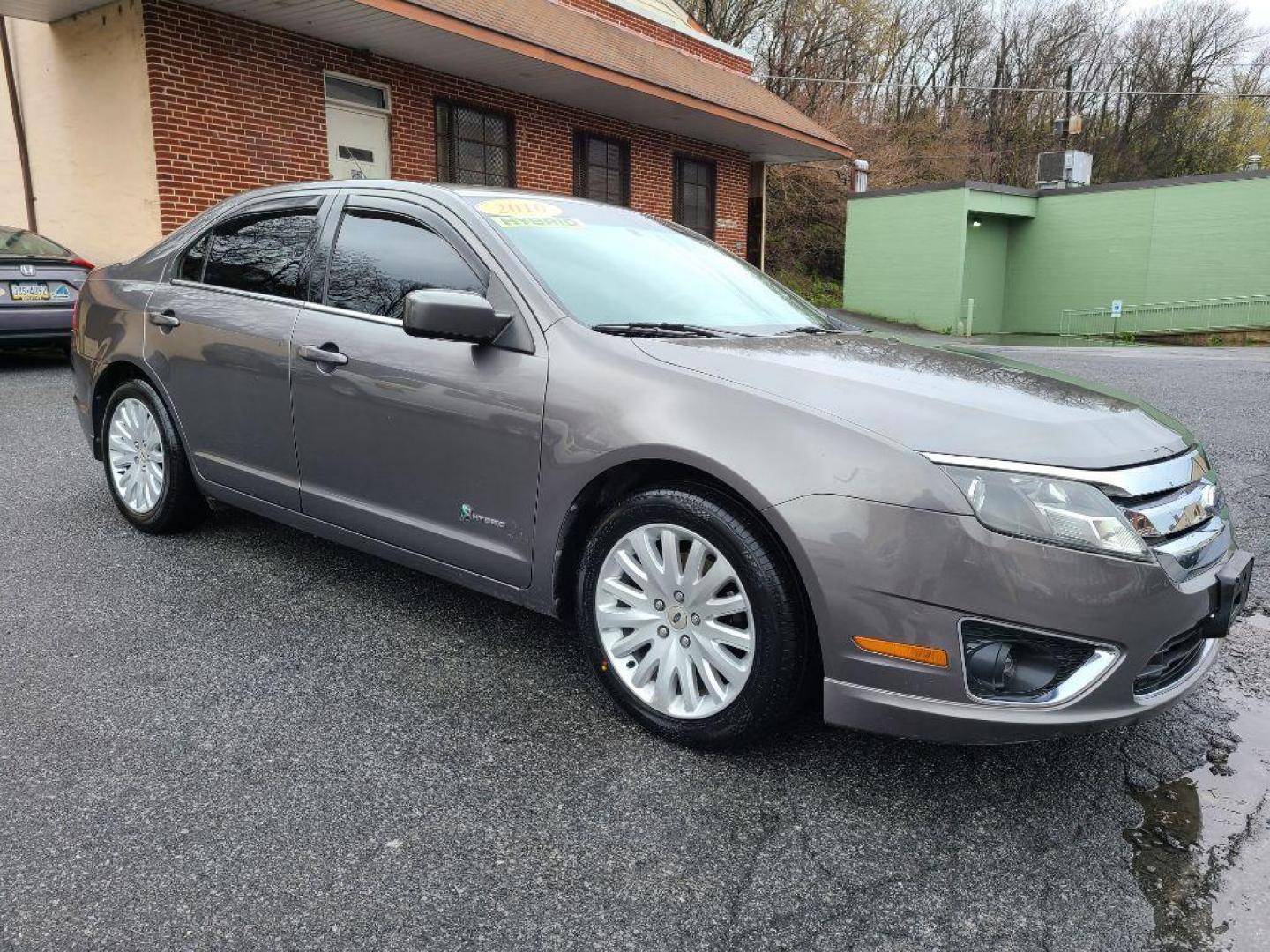 2010 GRAY FORD FUSION HYBRID (3FADP0L35AR) with an 2.5L engine, Continuously Variable transmission, located at 117 North Cameron Street, Harrisburg, PA, 17101, (717) 963-8962, 40.266762, -76.875259 - WE FINANCE!!! Good Credit/ Bad Credit/ No Credit - ALL Trade-Ins Welcomed!!! ***Guaranteed Credit Approval*** APPLY ONLINE or CALL us TODAY ;) Internet Prices and Marketplace Prices are SPECIAL discounted ***CASH DEALS*** Retail Prices are higher. Please call us to discuss your cash and finan - Photo#6