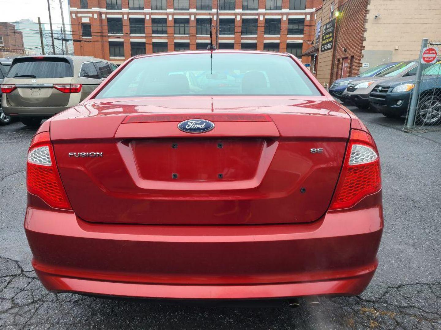 2010 RED FORD FUSION SE (3FAHP0HA7AR) with an 2.5L engine, Automatic transmission, located at 117 North Cameron Street, Harrisburg, PA, 17101, (717) 963-8962, 40.266762, -76.875259 - WE FINANCE!!! Good Credit/ Bad Credit/ No Credit - ALL Trade-Ins Welcomed!!! ***Guaranteed Credit Approval*** APPLY ONLINE or CALL us TODAY ;) Internet Prices and Marketplace Prices are SPECIAL discounted ***CASH DEALS*** Retail Prices are higher. Please call us to discuss your cash and finan - Photo#3