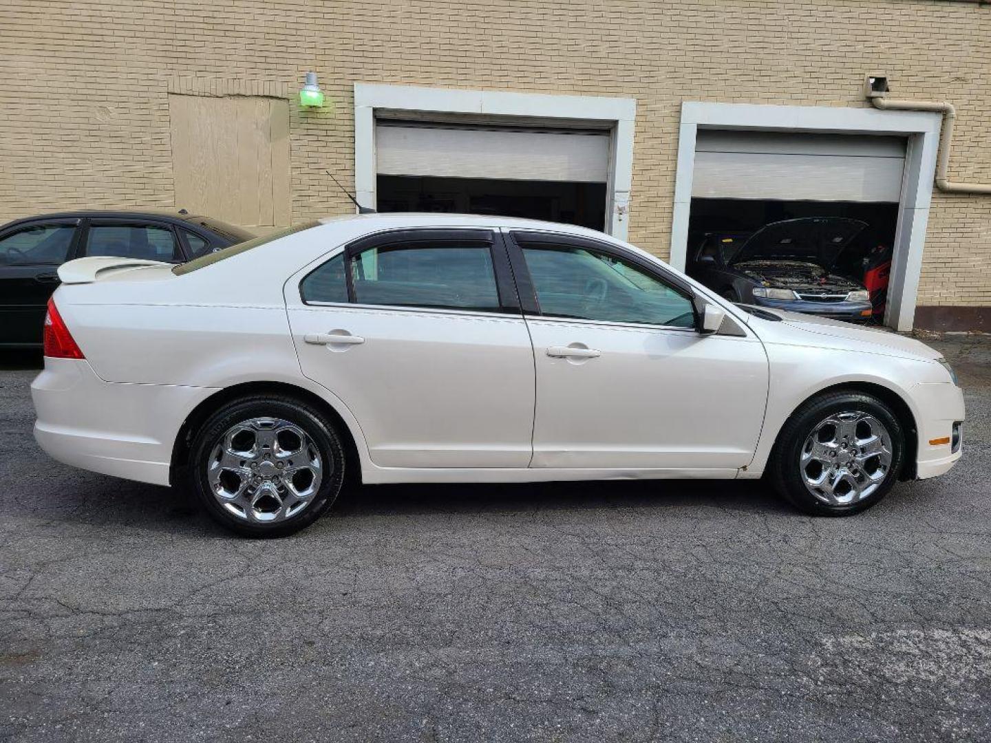 2010 WHITE FORD FUSION SE (3FAHP0HAXAR) with an 2.5L engine, Automatic transmission, located at 117 North Cameron Street, Harrisburg, PA, 17101, (717) 963-8962, 40.266762, -76.875259 - WE FINANCE!!! Good Credit/ Bad Credit/ No Credit - ALL Trade-Ins Welcomed!!! ***Guaranteed Credit Approval*** APPLY ONLINE or CALL us TODAY ;) Internet Prices and Marketplace Prices are SPECIAL discounted ***CASH DEALS*** Retail Prices are higher. Please call us to discuss your cash and finan - Photo#5