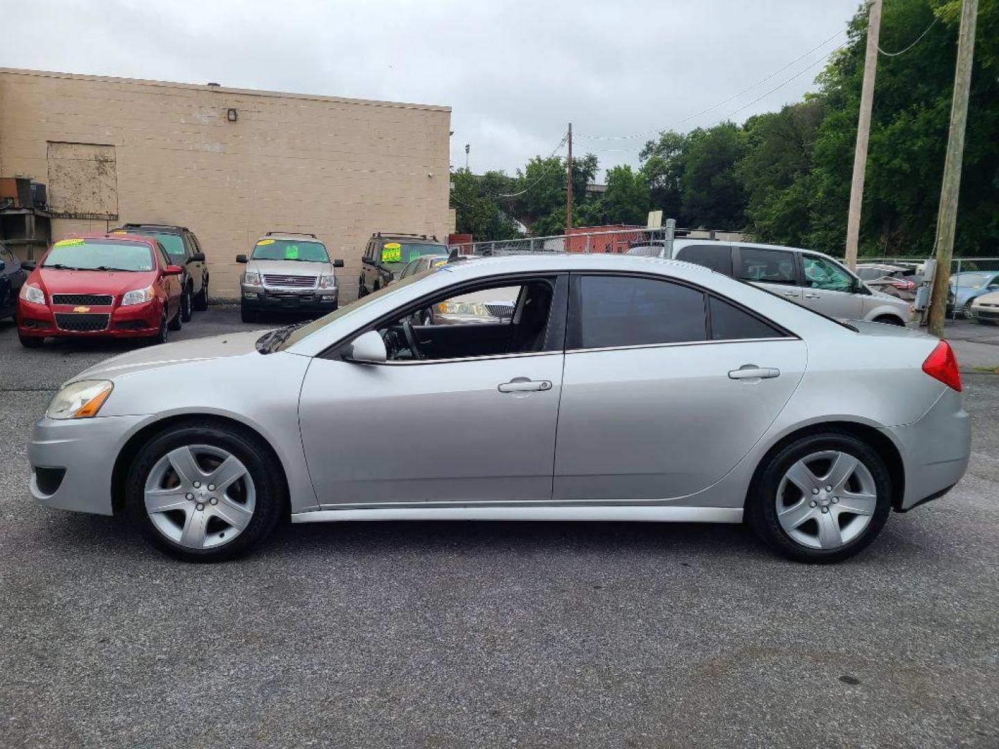 2010 SILVER PONTIAC G6 (1G2ZA5E00A4) with an 2.4L engine, Automatic transmission, located at 7981 Paxton Street, Harrisburg, PA, 17111, (717) 561-2926, 40.261490, -76.749229 - WE FINANCE!!! Good Credit/ Bad Credit/ No Credit - ALL Trade-Ins Welcomed!!! ***Guaranteed Credit Approval*** APPLY ONLINE or CALL us TODAY ;) Internet Prices and Marketplace Prices are SPECIAL discounted ***CASH DEALS*** Retail Prices are higher. Please call us to discuss your cash and finan - Photo#1