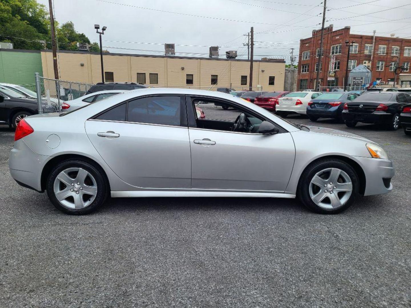 2010 SILVER PONTIAC G6 (1G2ZA5E00A4) with an 2.4L engine, Automatic transmission, located at 7981 Paxton Street, Harrisburg, PA, 17111, (717) 561-2926, 40.261490, -76.749229 - WE FINANCE!!! Good Credit/ Bad Credit/ No Credit - ALL Trade-Ins Welcomed!!! ***Guaranteed Credit Approval*** APPLY ONLINE or CALL us TODAY ;) Internet Prices and Marketplace Prices are SPECIAL discounted ***CASH DEALS*** Retail Prices are higher. Please call us to discuss your cash and finan - Photo#5