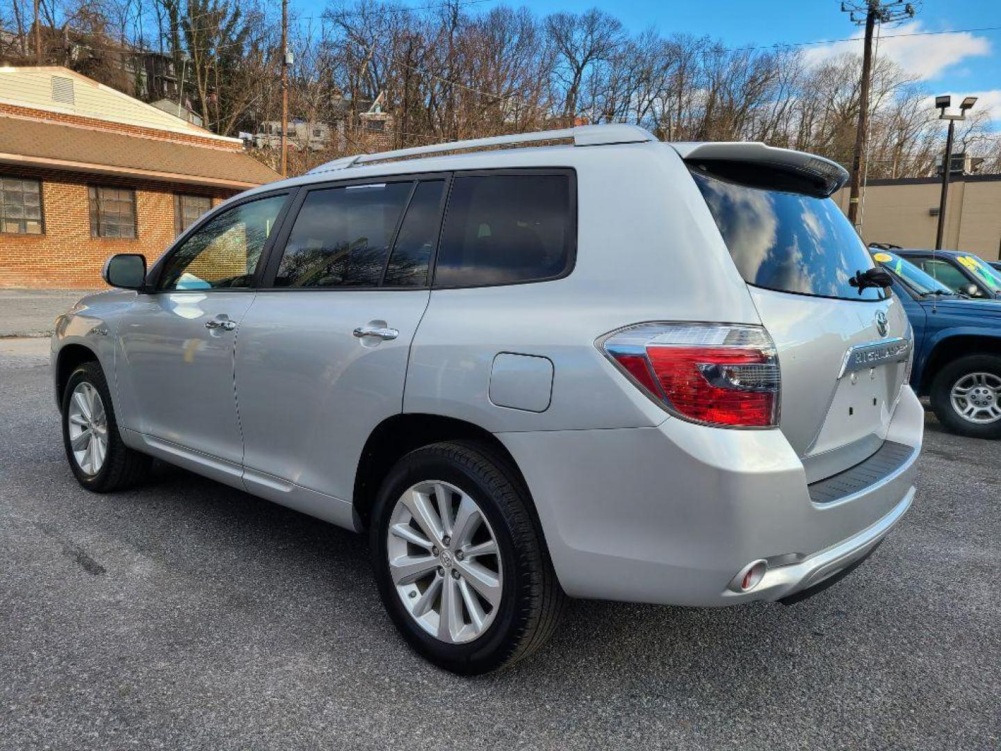 2010 SILVER TOYOTA HIGHLANDER HYBRID LIMITED (JTEJW3EH5A2) with an 3.3L engine, Continuously Variable transmission, located at 7981 Paxton Street, Harrisburg, PA, 17111, (717) 561-2926, 40.261490, -76.749229 - WE FINANCE!!! Good Credit/ Bad Credit/ No Credit - ALL Trade-Ins Welcomed!!! ***Guaranteed Credit Approval*** APPLY ONLINE or CALL us TODAY ;) Internet Prices and Marketplace Prices are SPECIAL discounted ***CASH DEALS*** Retail Prices are higher. Please call us to discuss your cash and finan - Photo#2