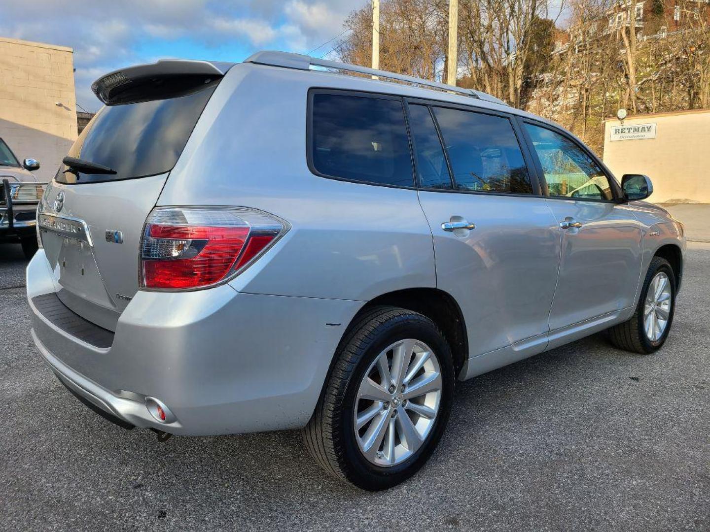 2010 SILVER TOYOTA HIGHLANDER HYBRID LIMITED (JTEJW3EH5A2) with an 3.3L engine, Continuously Variable transmission, located at 7981 Paxton Street, Harrisburg, PA, 17111, (717) 561-2926, 40.261490, -76.749229 - WE FINANCE!!! Good Credit/ Bad Credit/ No Credit - ALL Trade-Ins Welcomed!!! ***Guaranteed Credit Approval*** APPLY ONLINE or CALL us TODAY ;) Internet Prices and Marketplace Prices are SPECIAL discounted ***CASH DEALS*** Retail Prices are higher. Please call us to discuss your cash and finan - Photo#4